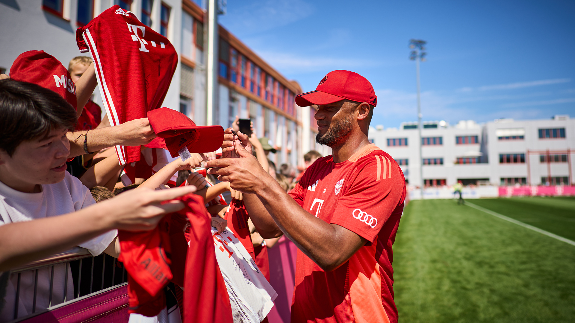 Thomas Müller schreibt Autogramme nach dem Training des FC Bayern