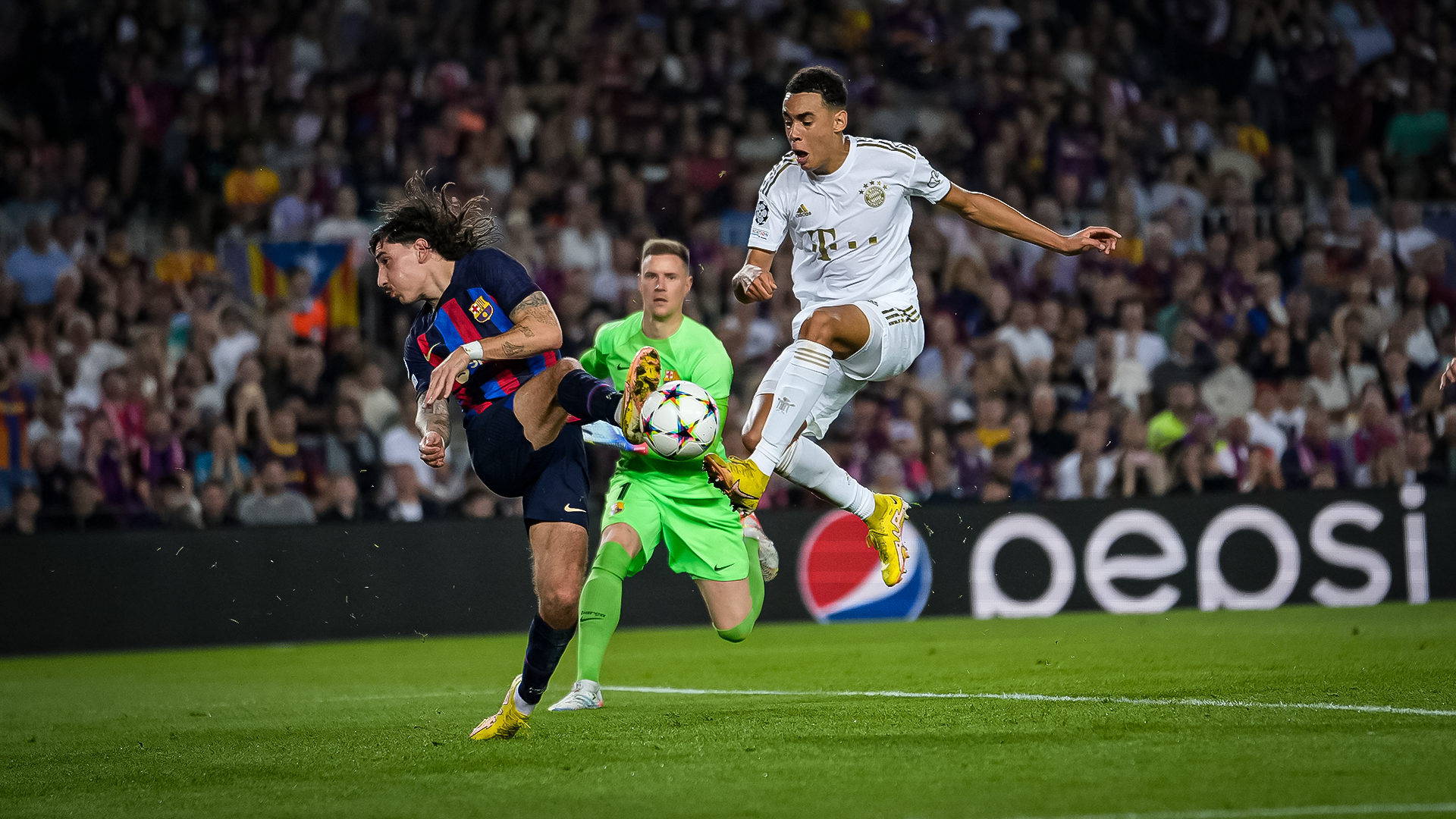 Zweikampf von Jamal Musiala mit seinem Gegenspieler im Champions League-Spiel des FC Bayern in Barcelona.