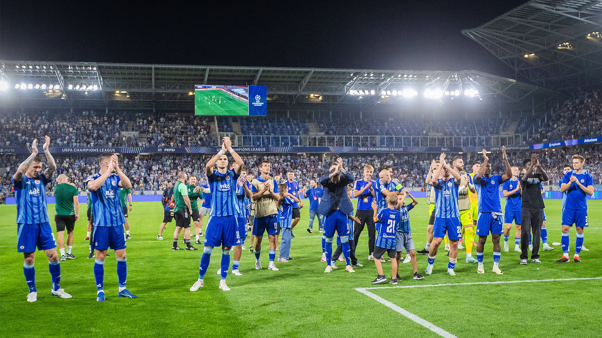 Spieler von Slovan Bratislava feiern die CL-Qualifikation mit den Fans.