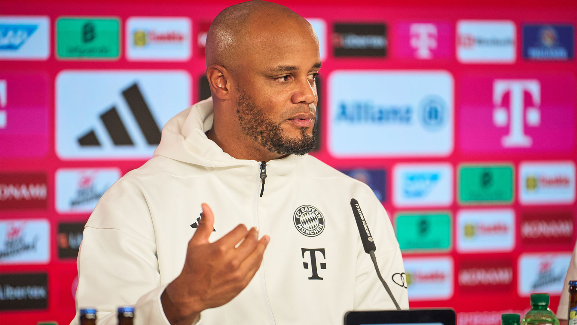 FC Bayern-Trainer Vincent Kompany im Training