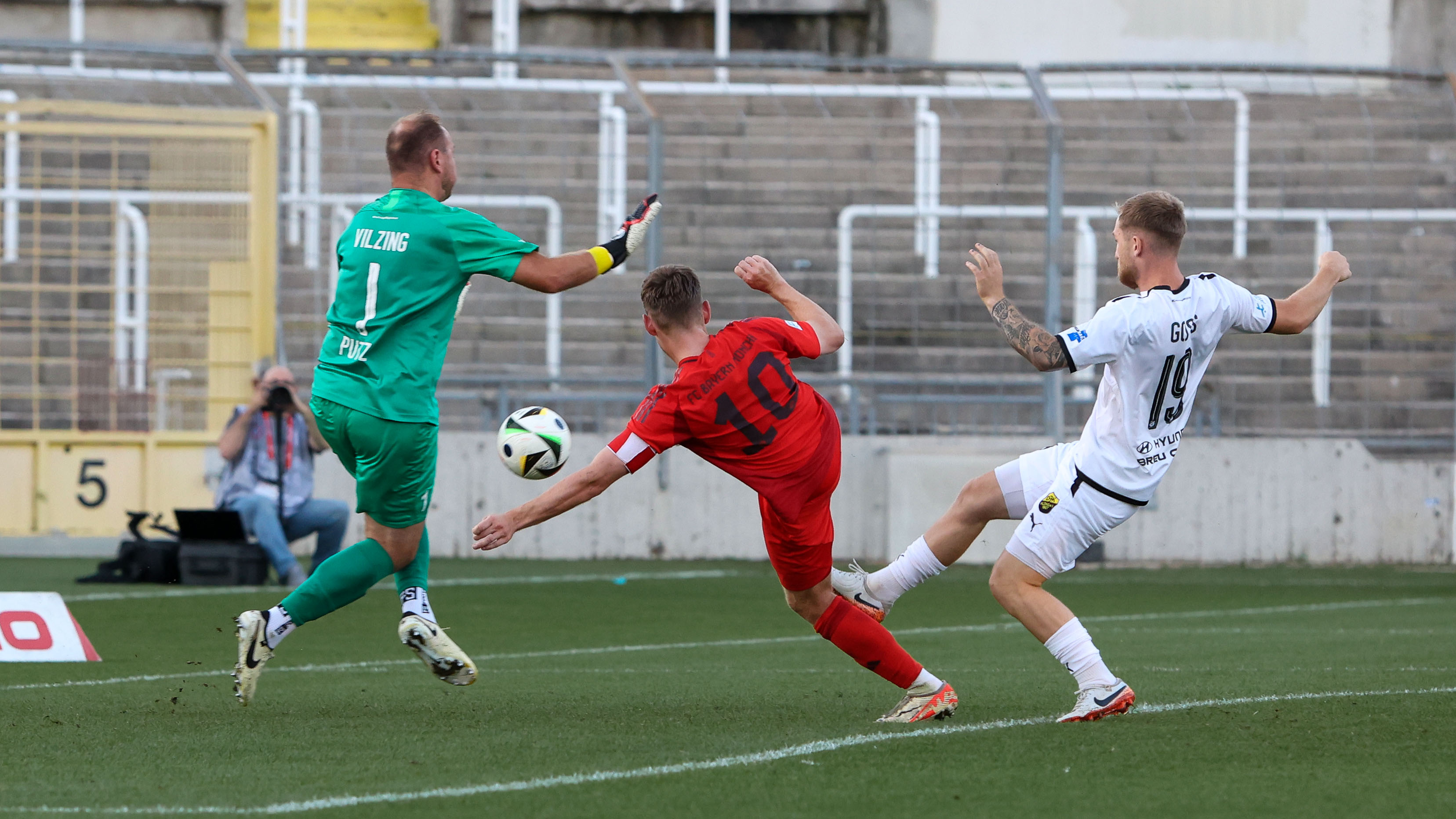 Timo Kern von den FC Bayern Amateuren schießt im Spiel gegen Vilzing aufs Tor.