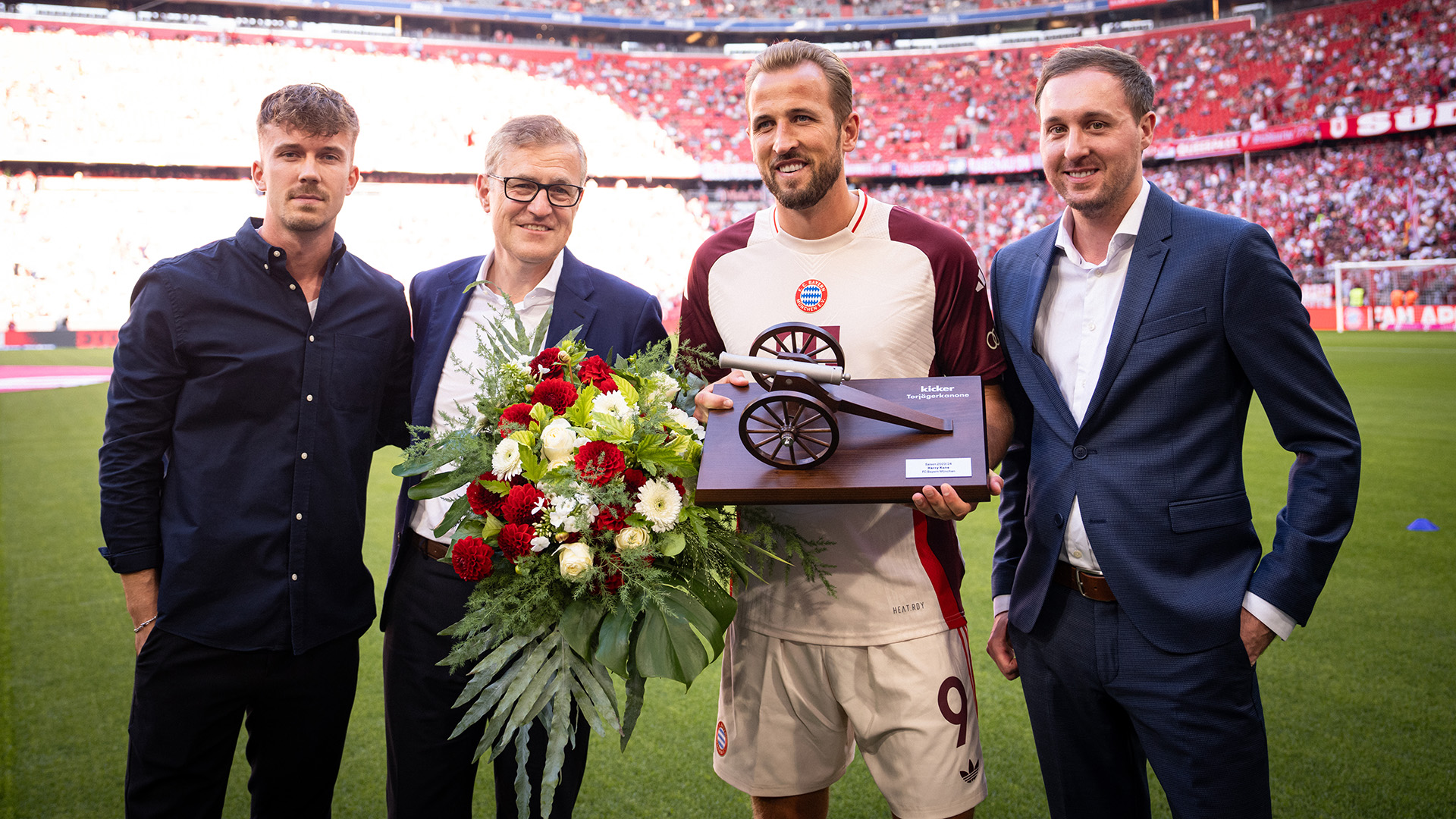 Harry Kane recibe el cañón de máximo goleador de la temporada 2023/24 de la Bundesliga