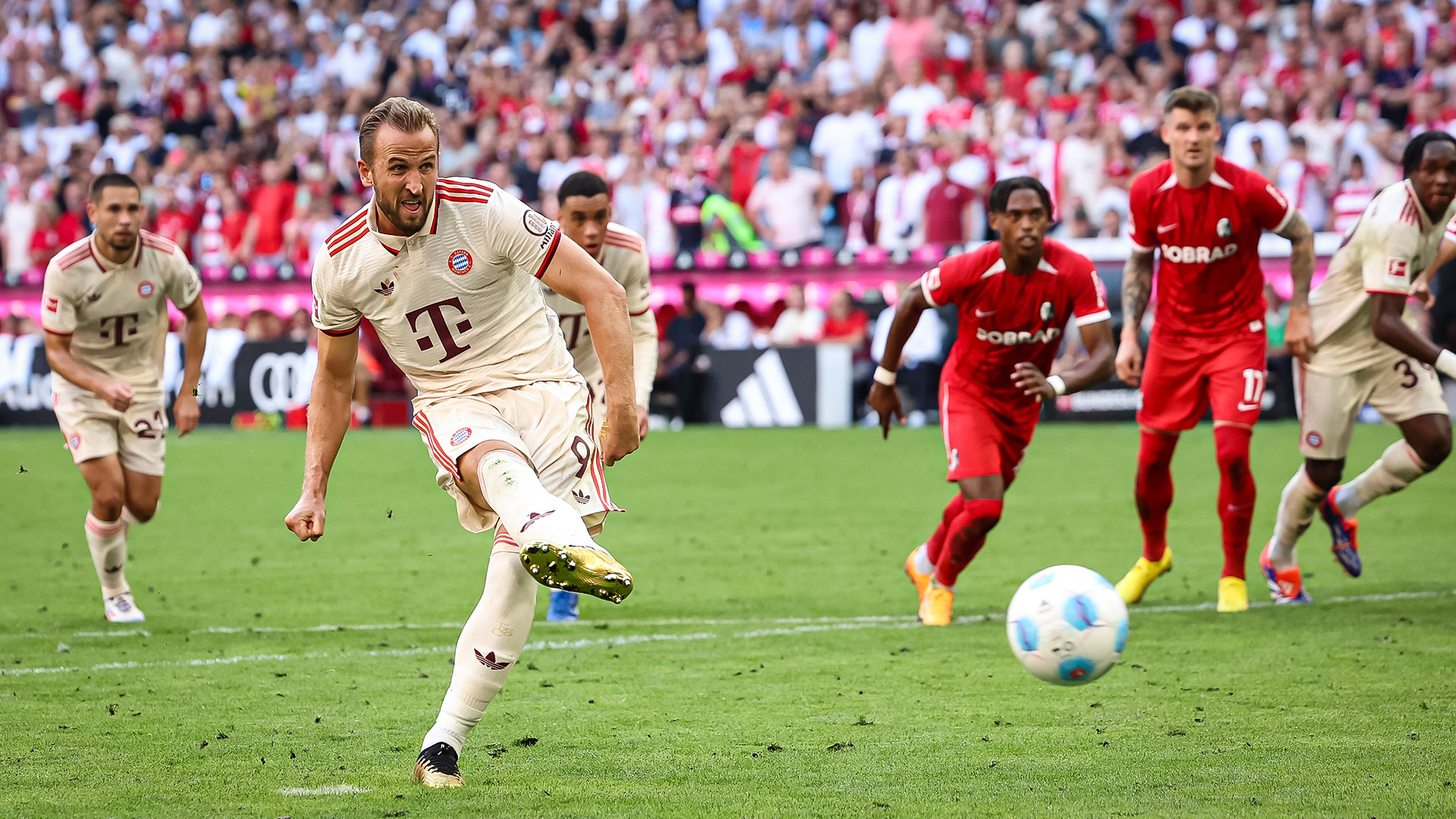 Spielszene aus dem Bundesliga-Duell FC Bayern gegen SC Freiburg