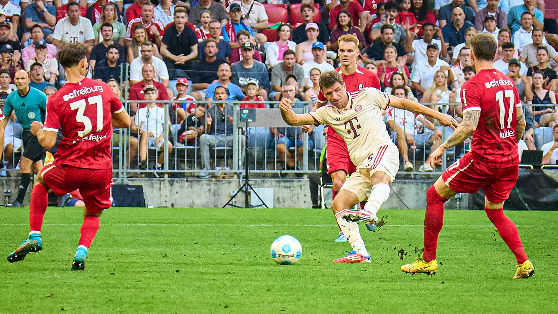 Spielszene aus dem Bundesliga-Duell FC Bayern gegen SC Freiburg