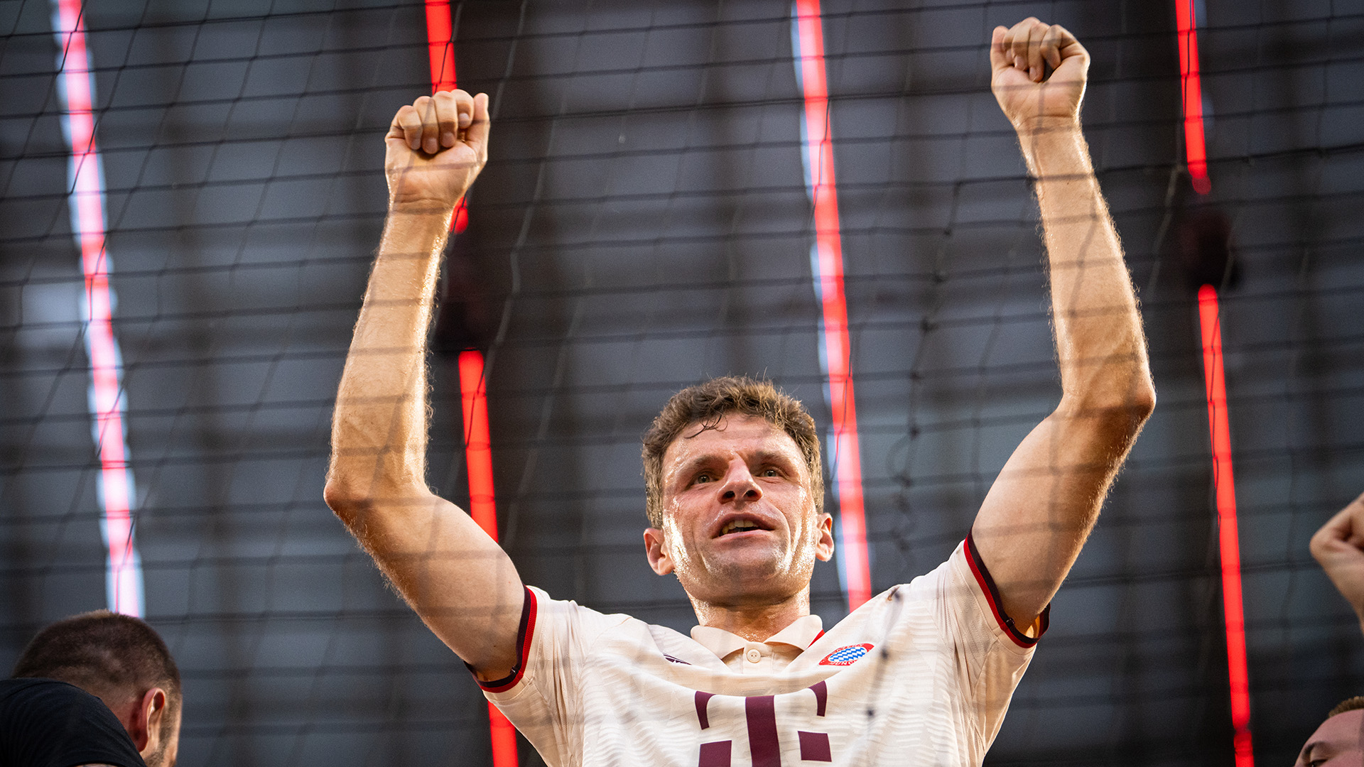 Nach Abpfiff sang und jubelte Thomas Müller mit den Fans in der Südkurve.