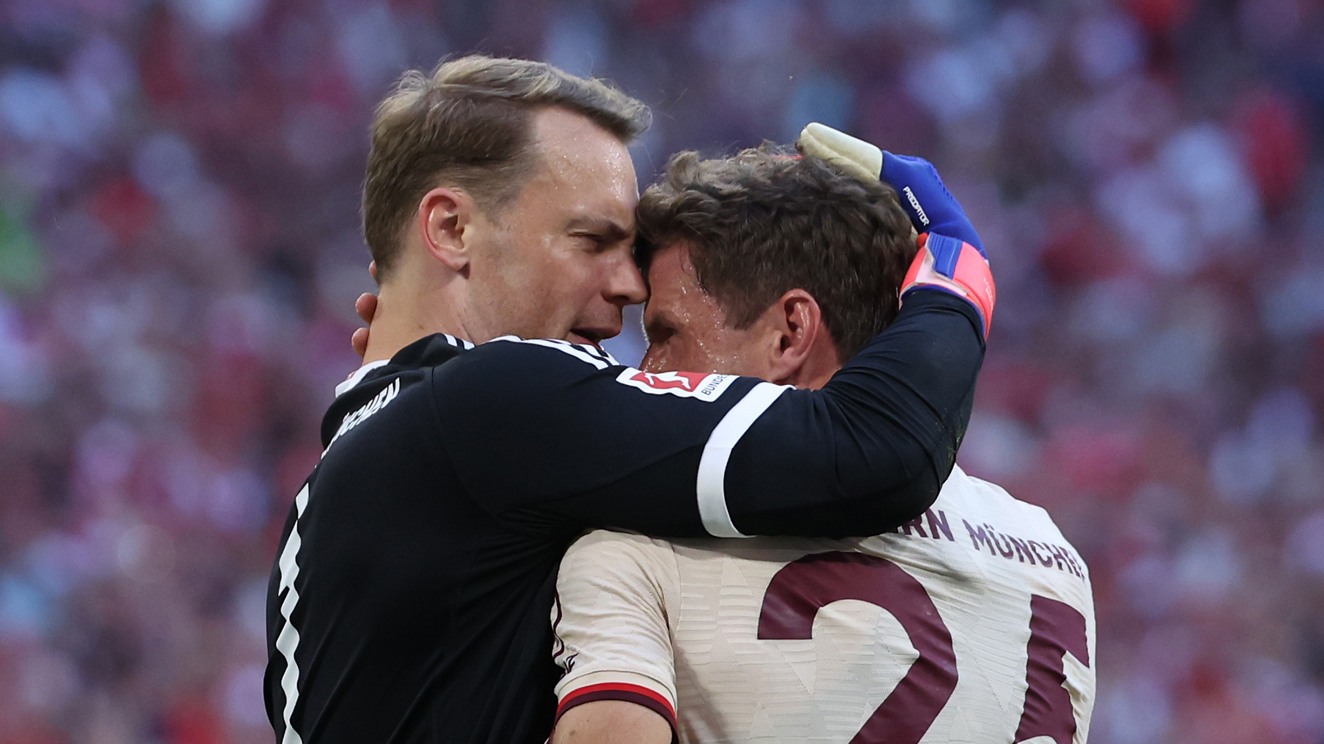 Manuel Neuer gratulierte Thomas Müller zu seinem Tor gegen Freiburg.