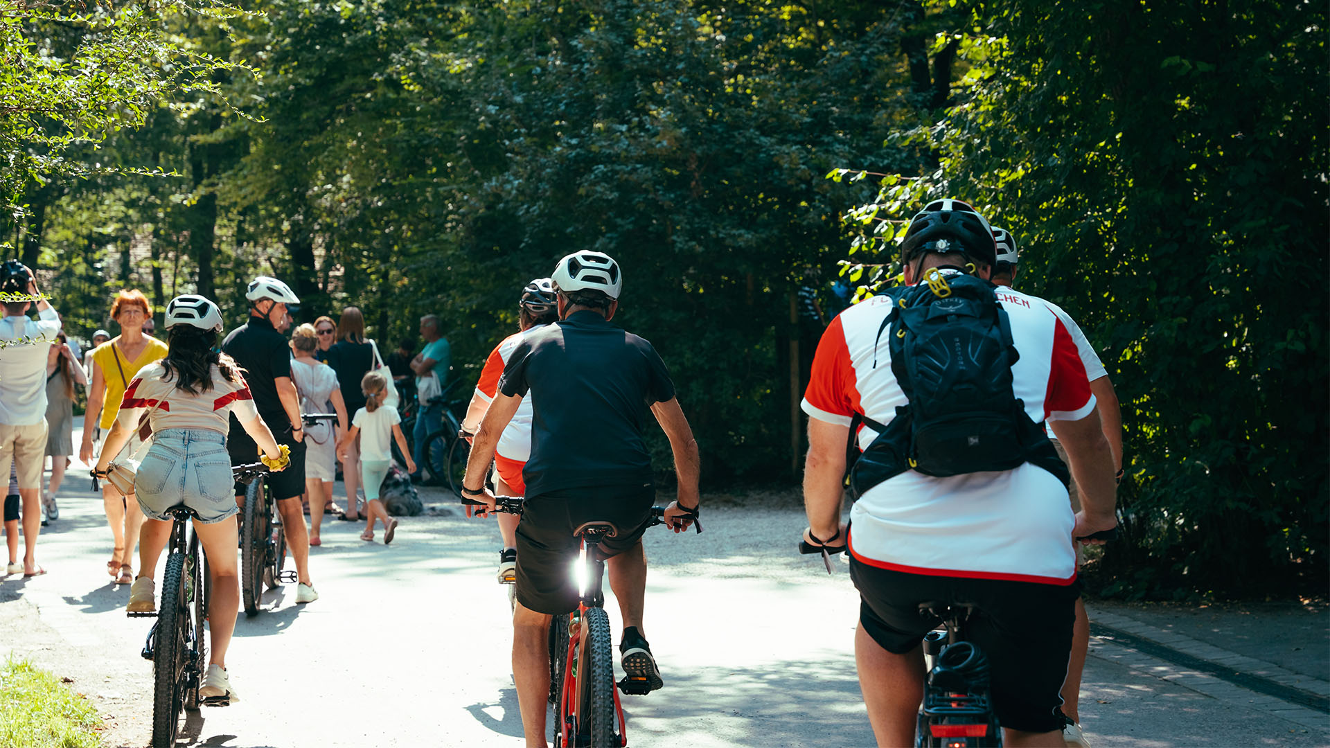 Teilnehmer an der FC Bayern-Fahrrad-Aktion auf dem Weg zur Allianz Arena durch den Englischen Garten.