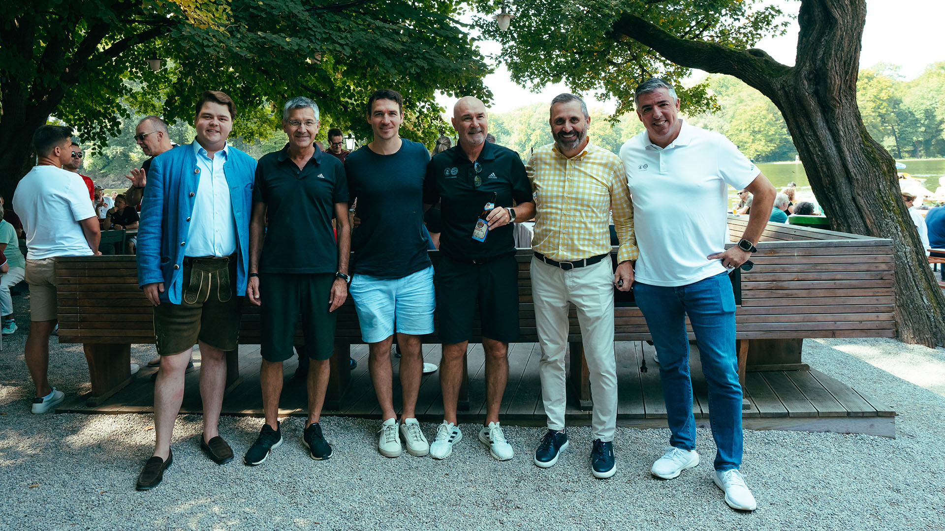 FC Bayern-Präsident Herbert Hainer (2.vl.), Felix Neureuther (3. v.l.) sowie die Vereinslegenden Raimond Aumann (3.v.r.) und Roy Makkay (r.) machen Rast am Seehaus