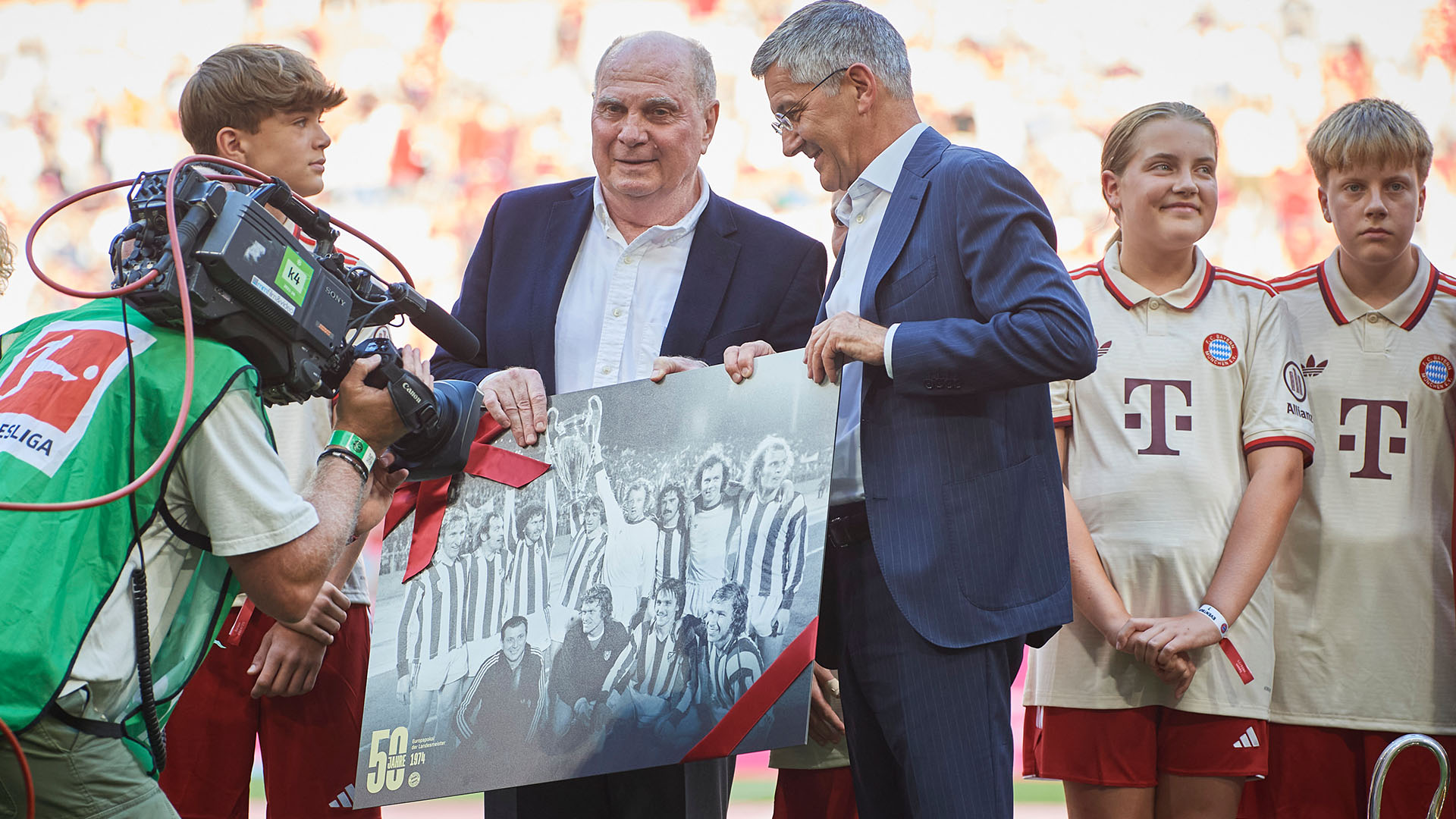 Uli Hoeneß accepted a picture of the 1974 European Cup-winning team from president Herbert Hainer on behalf of the squad.