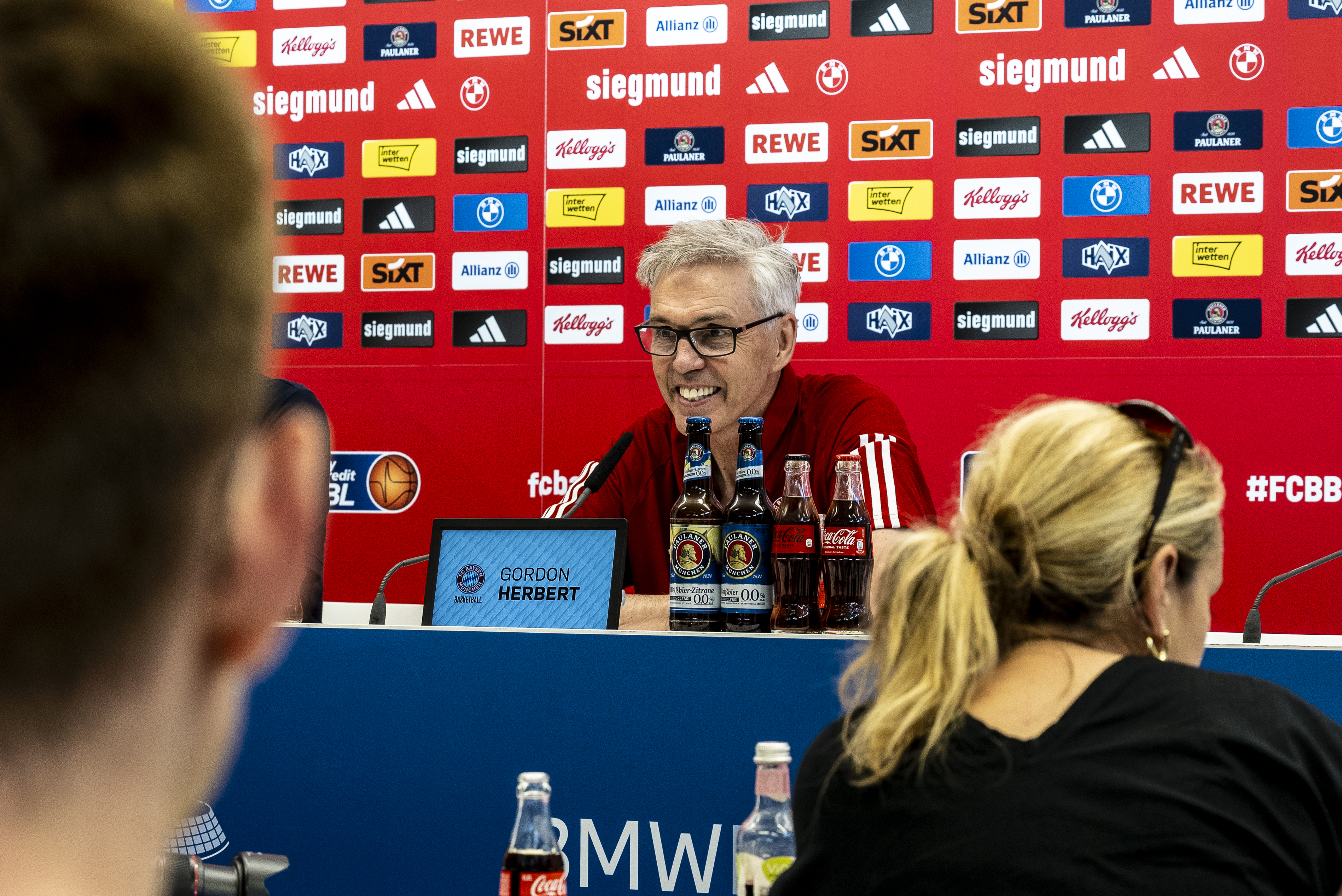 FCBB-Trainer Gordon Herbert stand am Montagmittag der versammelte Presse Rede und Antwort.