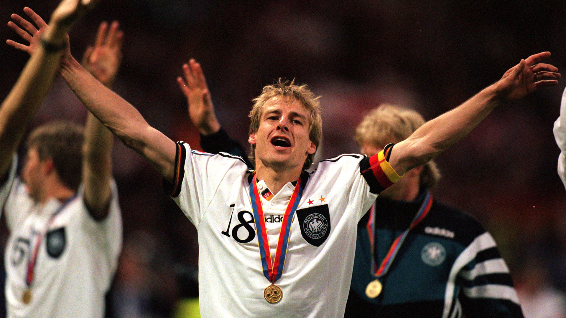 04-fcbayern-dfb-kapitaene-klinsmann-960620-ima