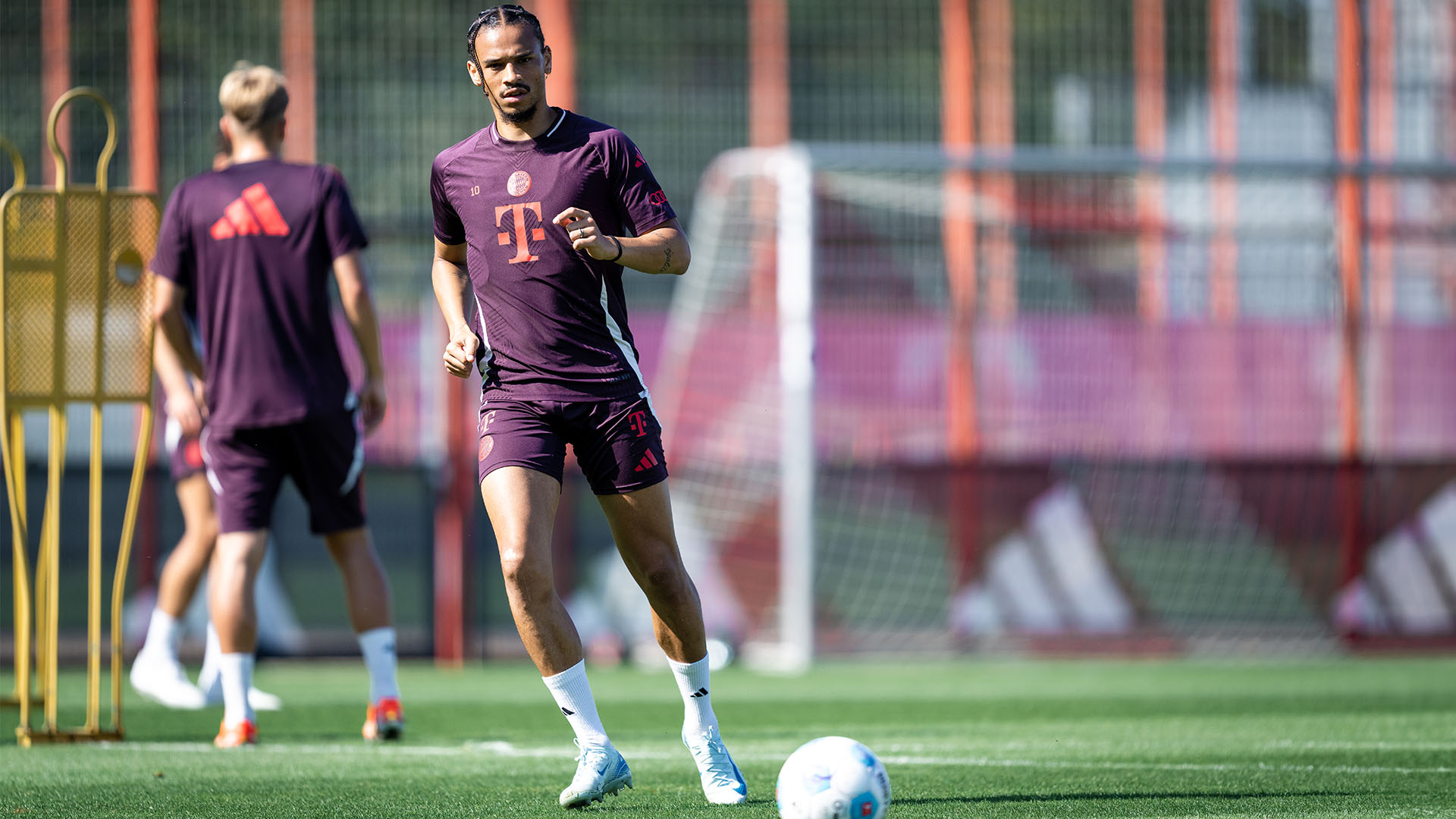 Leroy Sané spielt einen Pass im Training des FC Bayern