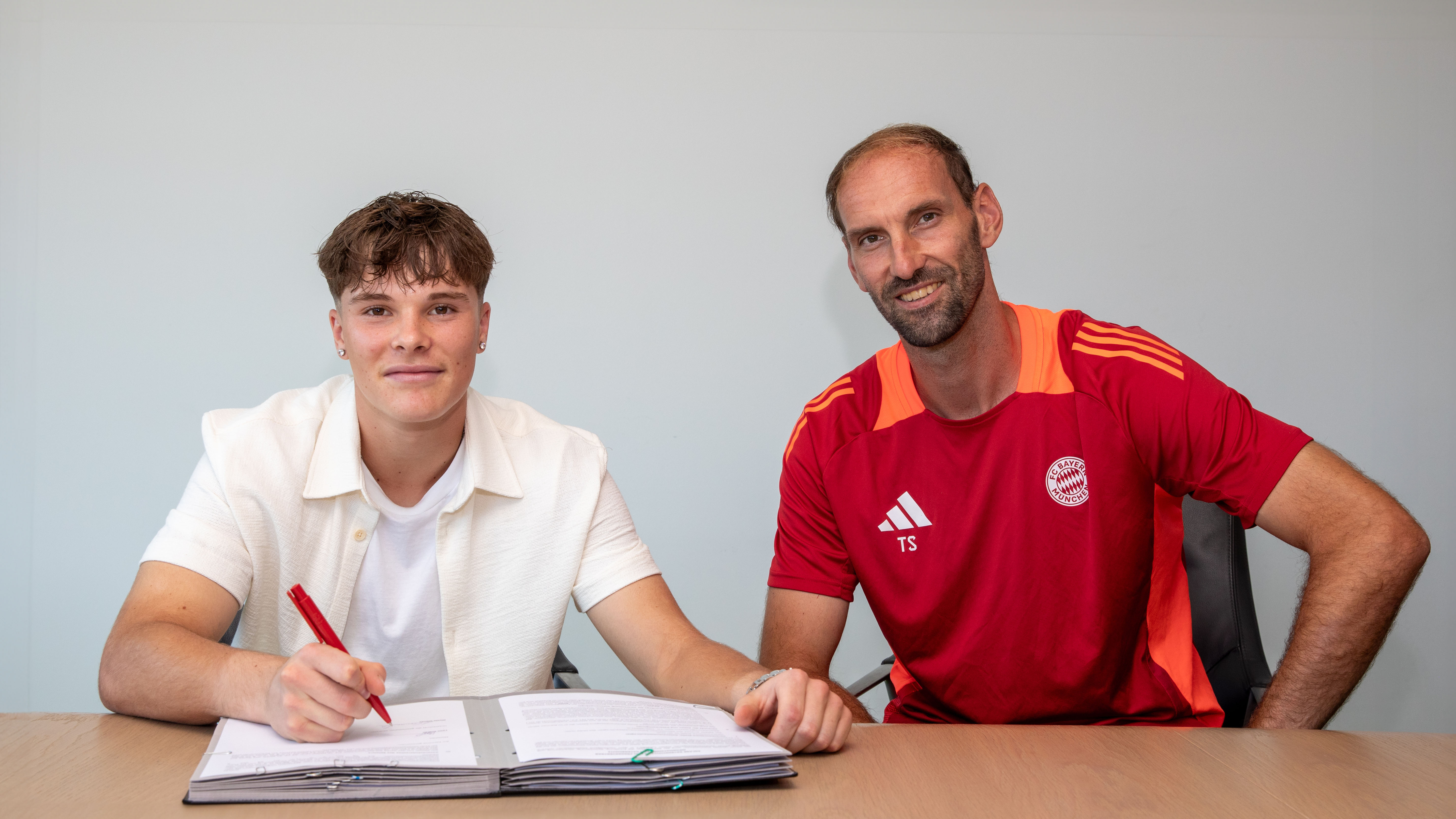 Leon Klanac und Tom Starke bei der Vertragsunterschrift