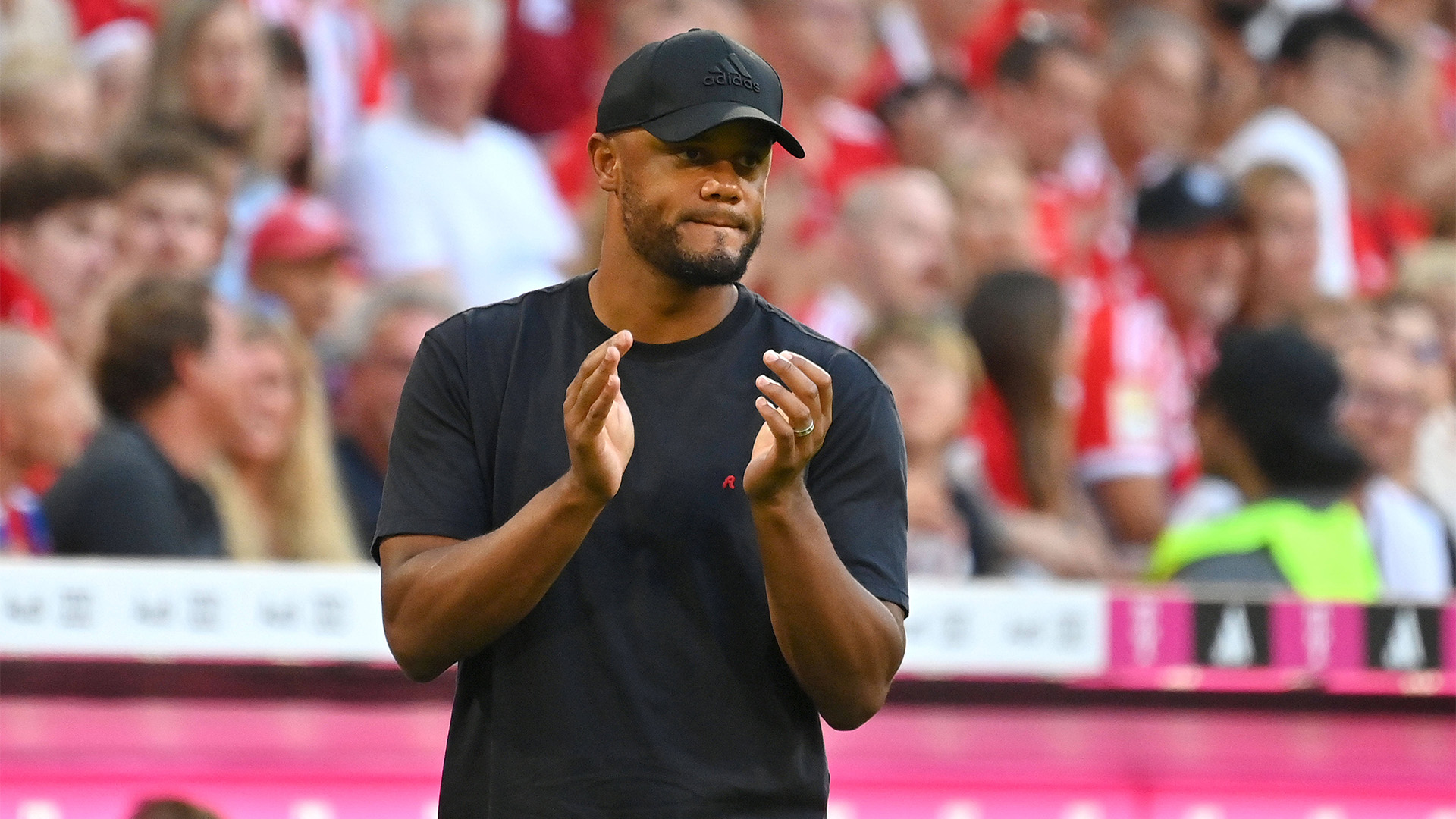 El entrenador Vincent Kompany aplaude a sus jugadores en el partido en casa en el Allianz Arena.