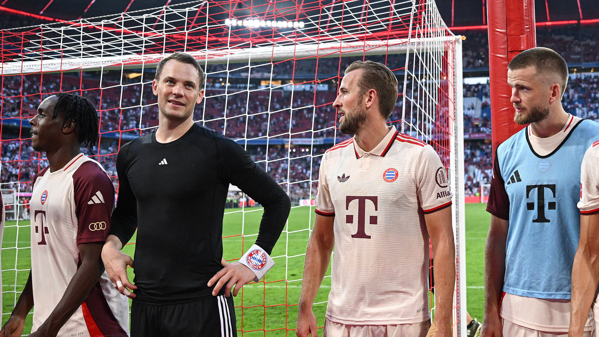 Los jugadores del FC Bayern ante la Südkurve del Allianz Arena tras la victoria contra el Freiburg.