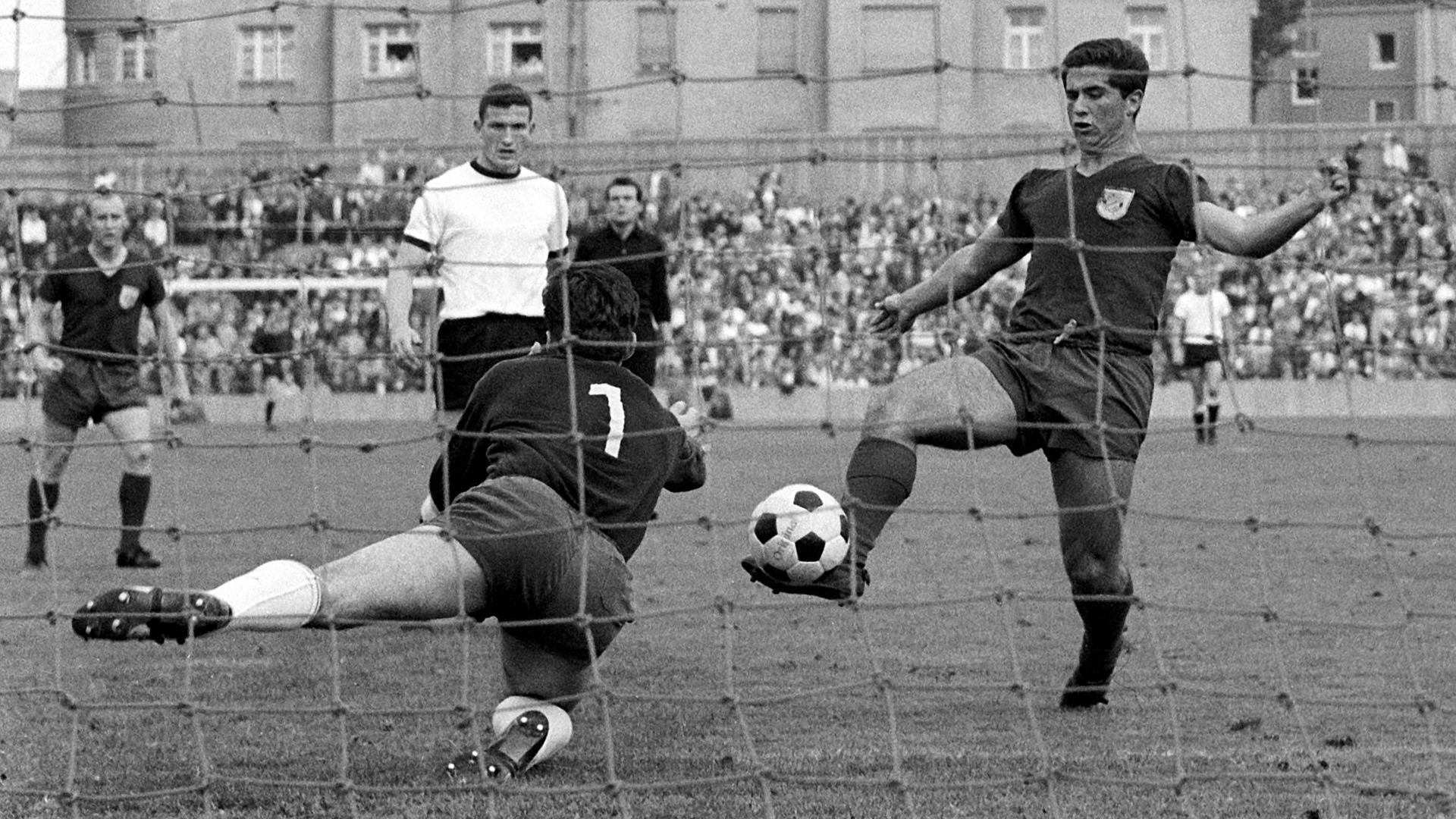 Gerd Müller of FC Bayern in the match against Borussia Neunkirchen in 1965