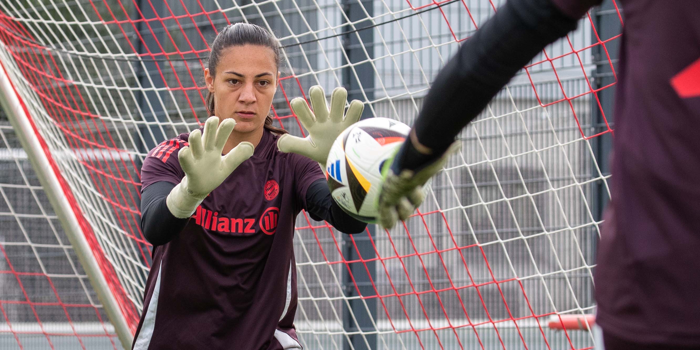 Mala Grohs während des Trainings der FC Bayern Frauen