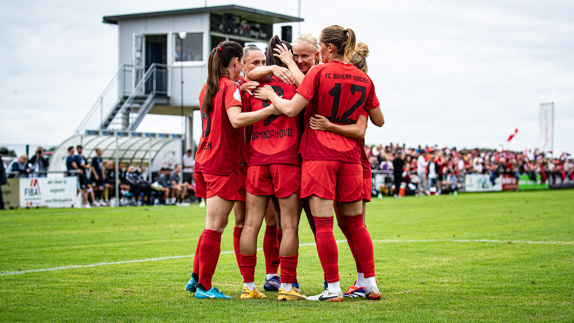 Team, Jubel, FC Bayern Frauen auswärts beim SC Sand