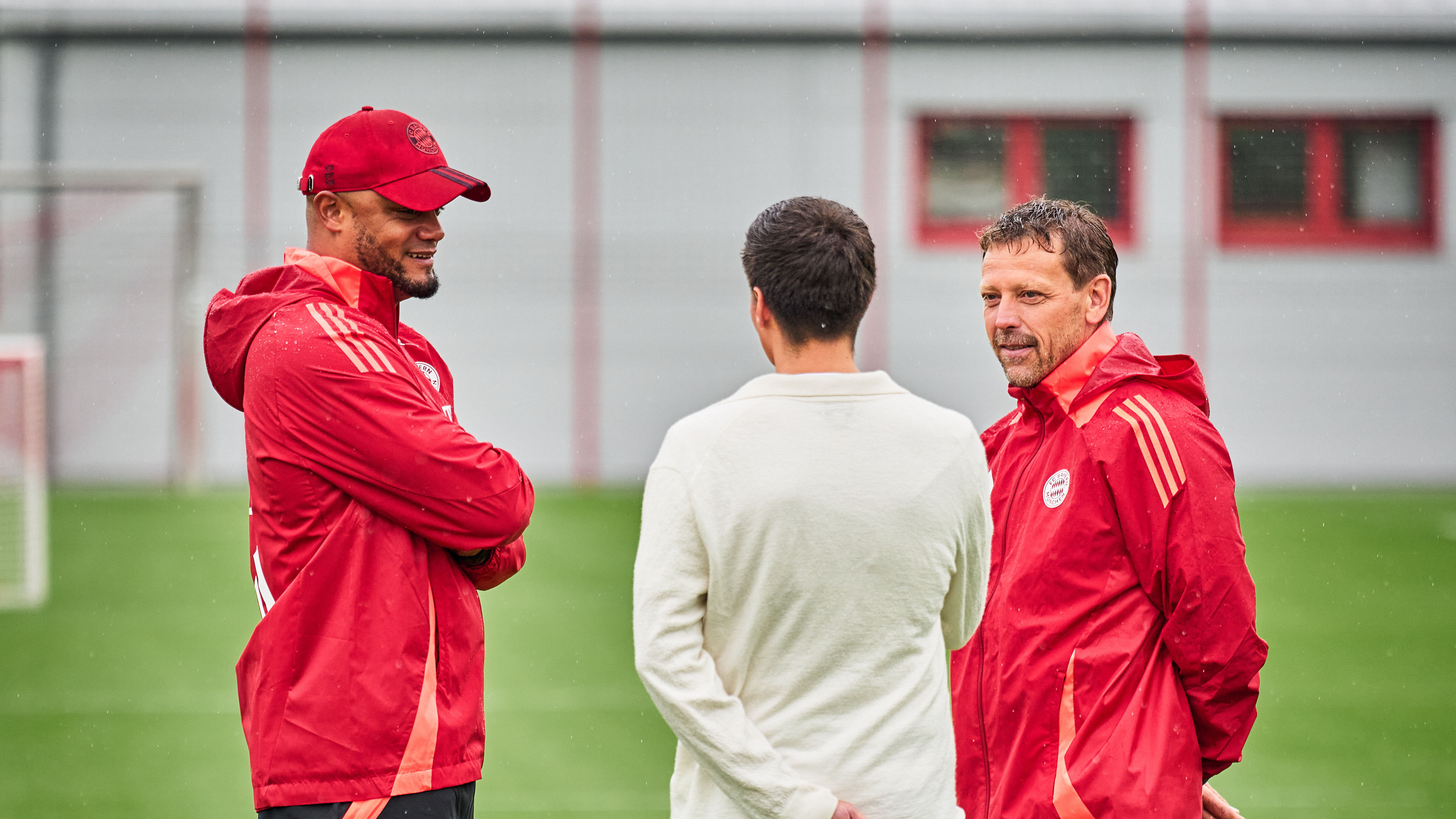 Vincent Kompany und Holger Seitz während einer Trainingseinheit an der Säbener Straße.