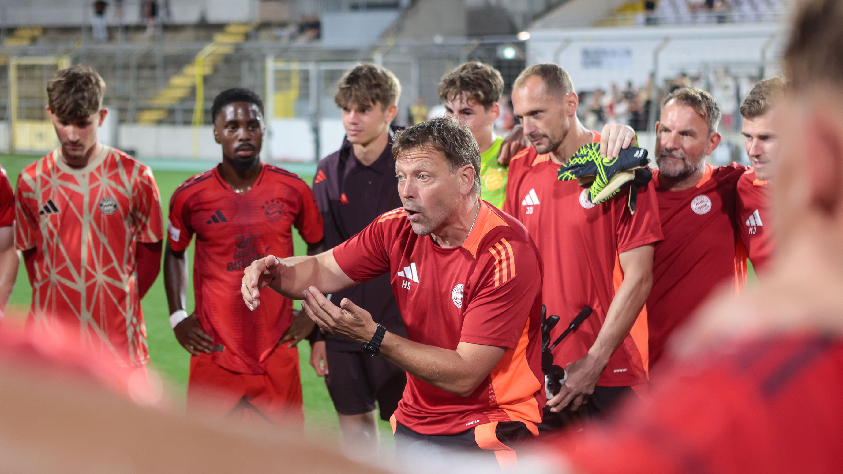 Holger Seitz und die FC Bayern Amateure während eines Heimspiels.