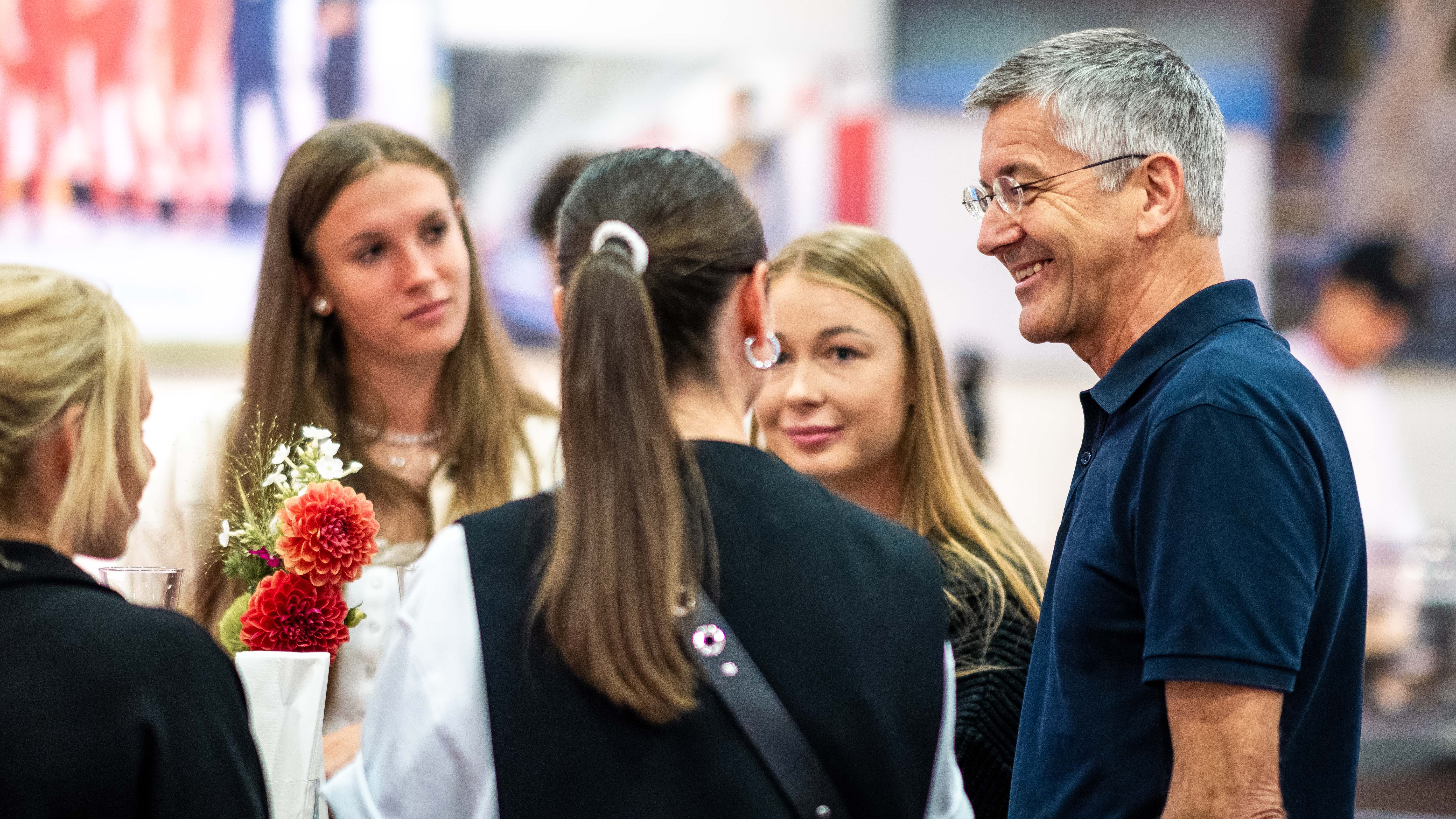 Herbert Hainer bei der Premiere der FC Bayern Frauen Dokumentation