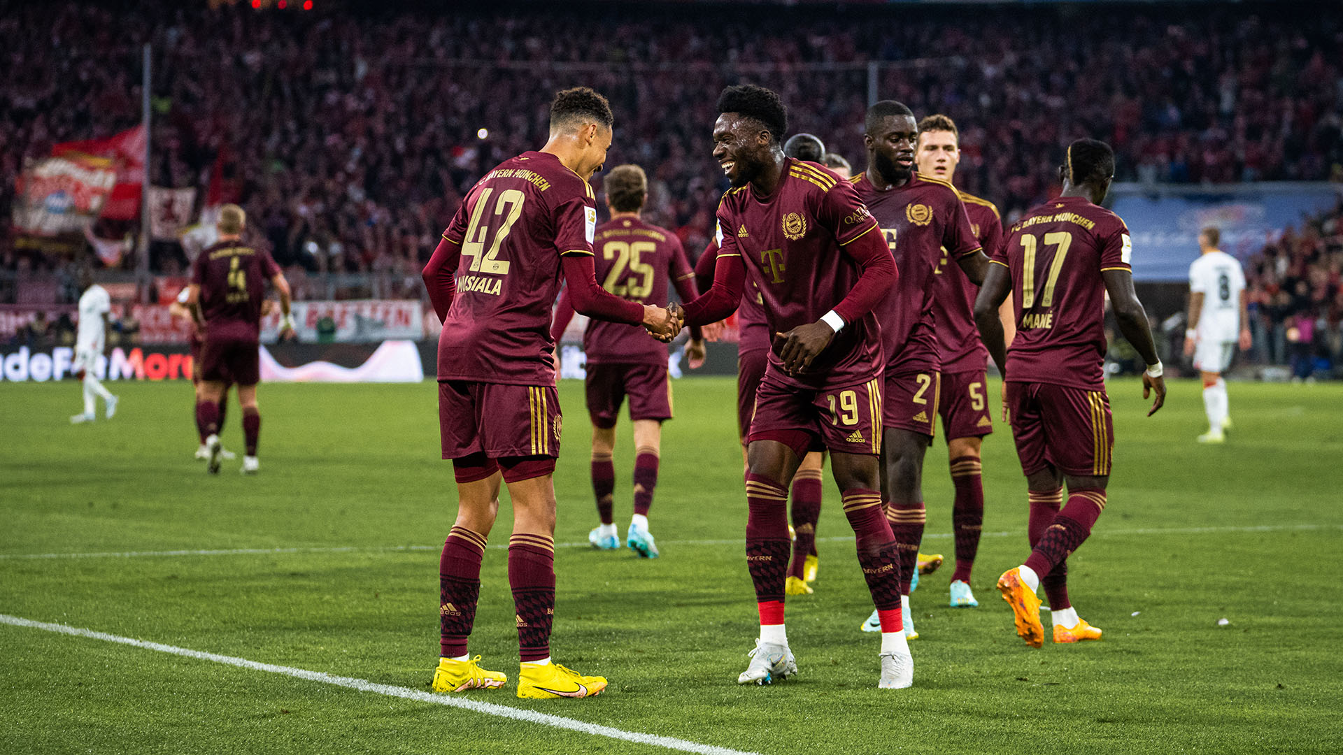 Jamal Musiala and Alphonso Davies of FC Bayern in the match against Bayer 04 Leverkusen