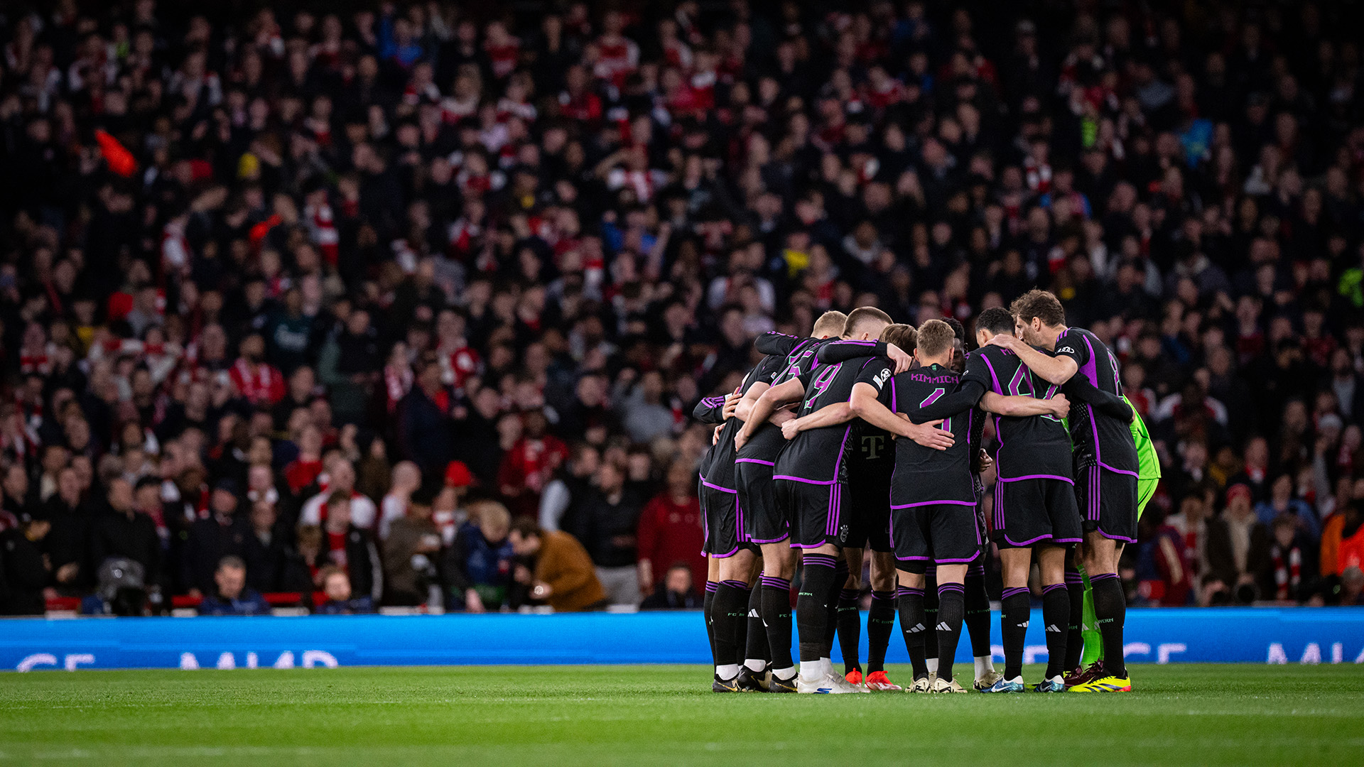 Die Profis des FC Bayern bilden vor dem Viertelfinal-Hinspiel in der Champions League gegen den FC Arsenal einen Kreis.