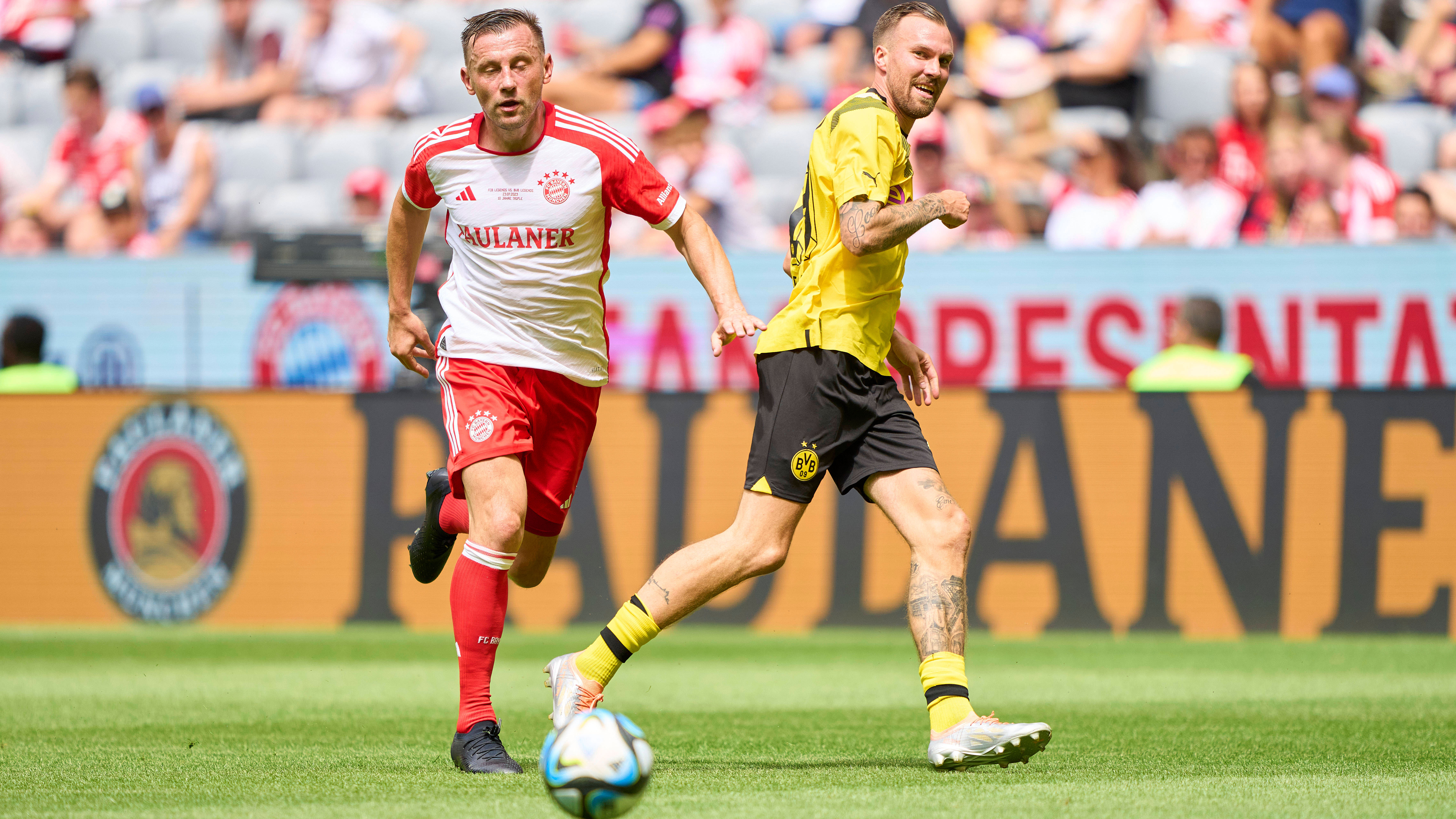 Ivica Olić in a sprint in a Legends match between FC Bayern and Borussia Dortmund.