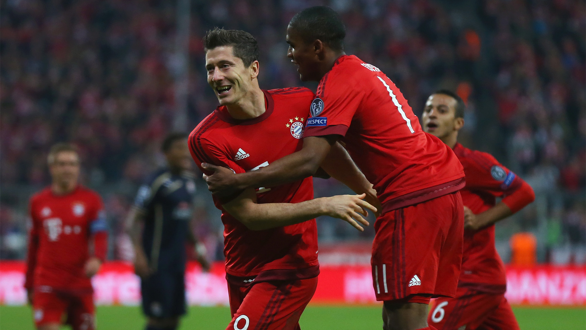 Robert Lewandowski and Douglas Costa celebrating a goal in FC Bayern's 5-0 home victory over Dinamo Zagreb.