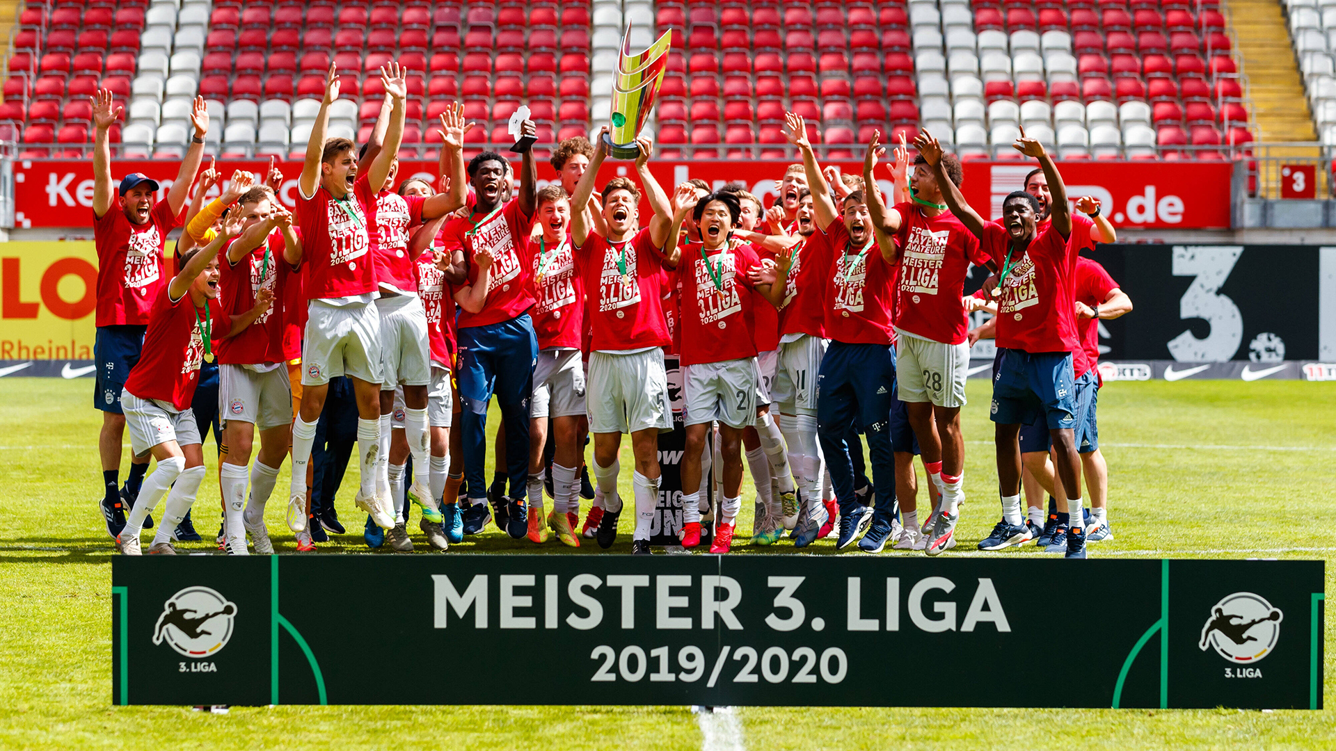 Die FC Bayern-Amateure feiern die Drittliga-Meisterschaft 2019/20 mit dem Pokal.