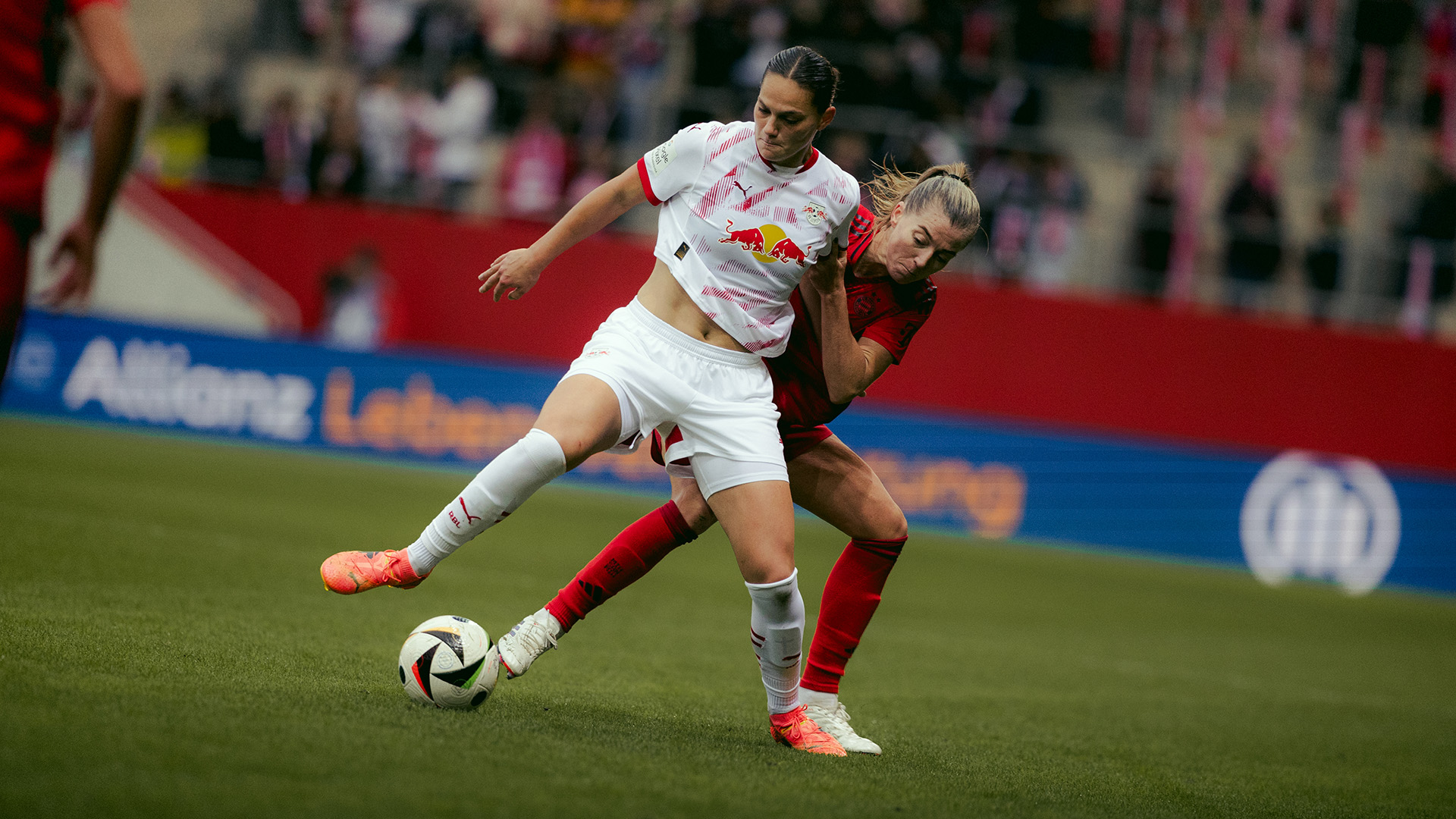 Linda Sembrant, Zweikampf, FC Bayern Frauen zuhause gegen RB Leipzig