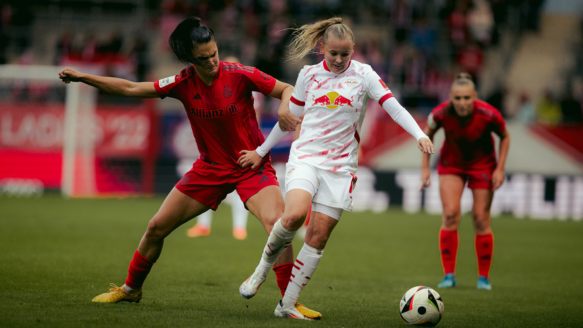 Jovana Damnjanović, Zweikampf, FC Bayern Frauen zuhause gegen RB Leipzig