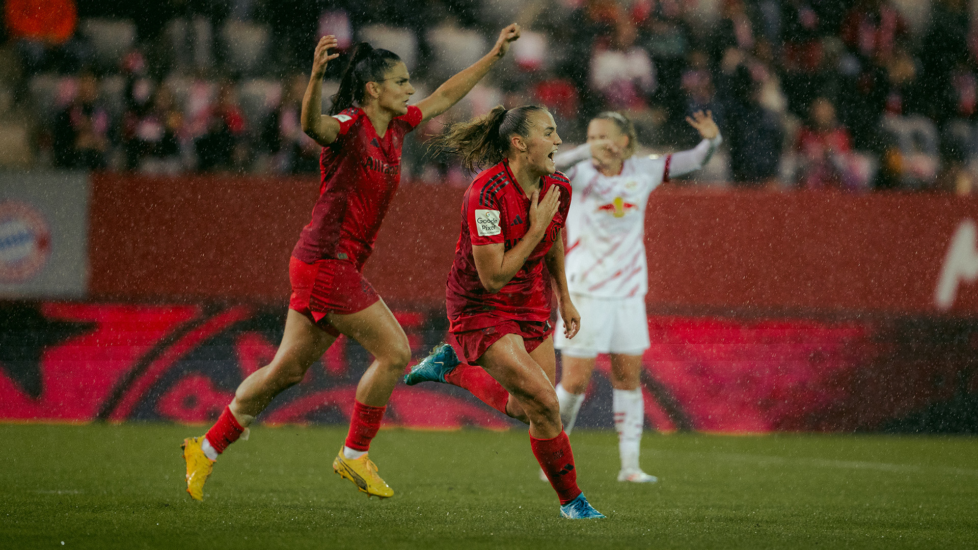 Georgia Stanway, Jovana Damnjanović, Jubel, FC Bayern Frauen zuhause gegen RB Leipzig