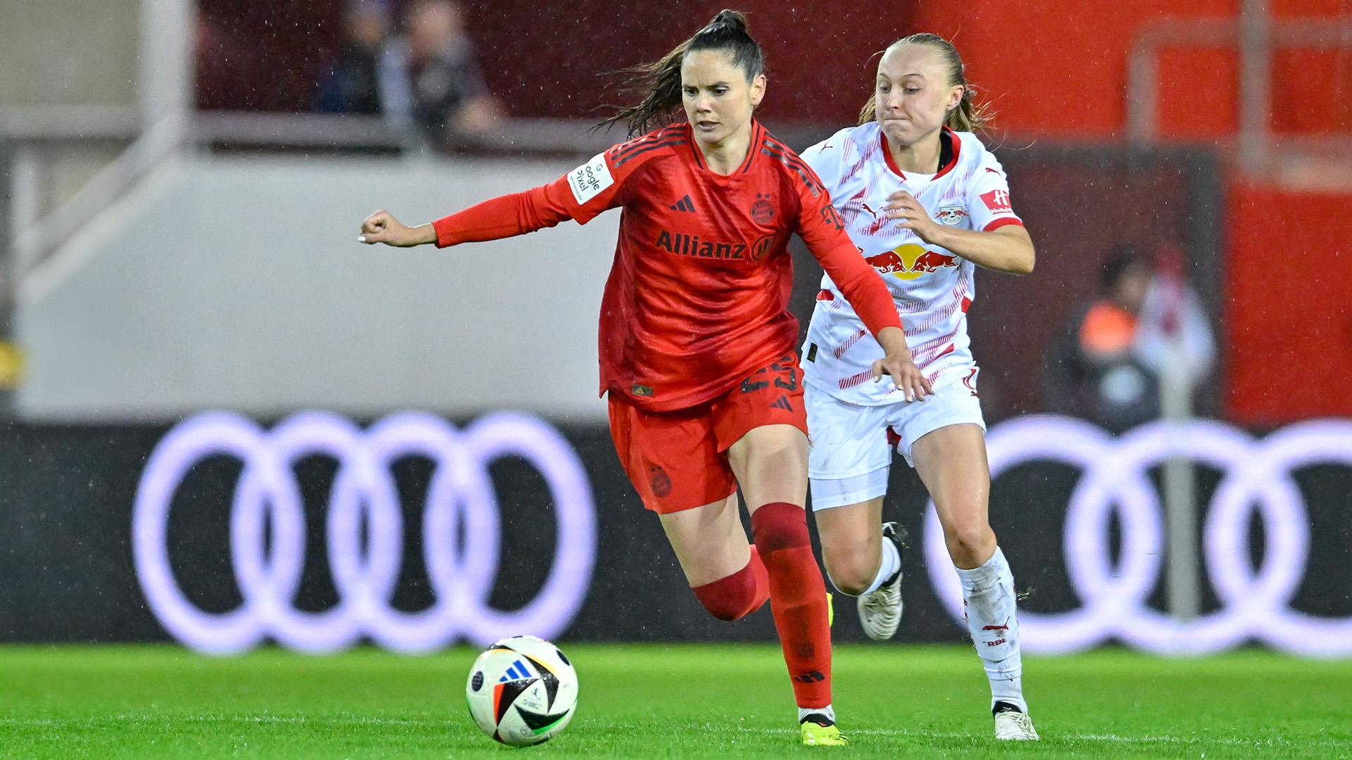 Sarah Zadrazil im Spiel der FC Bayern Frauen gegen RB Leipzig