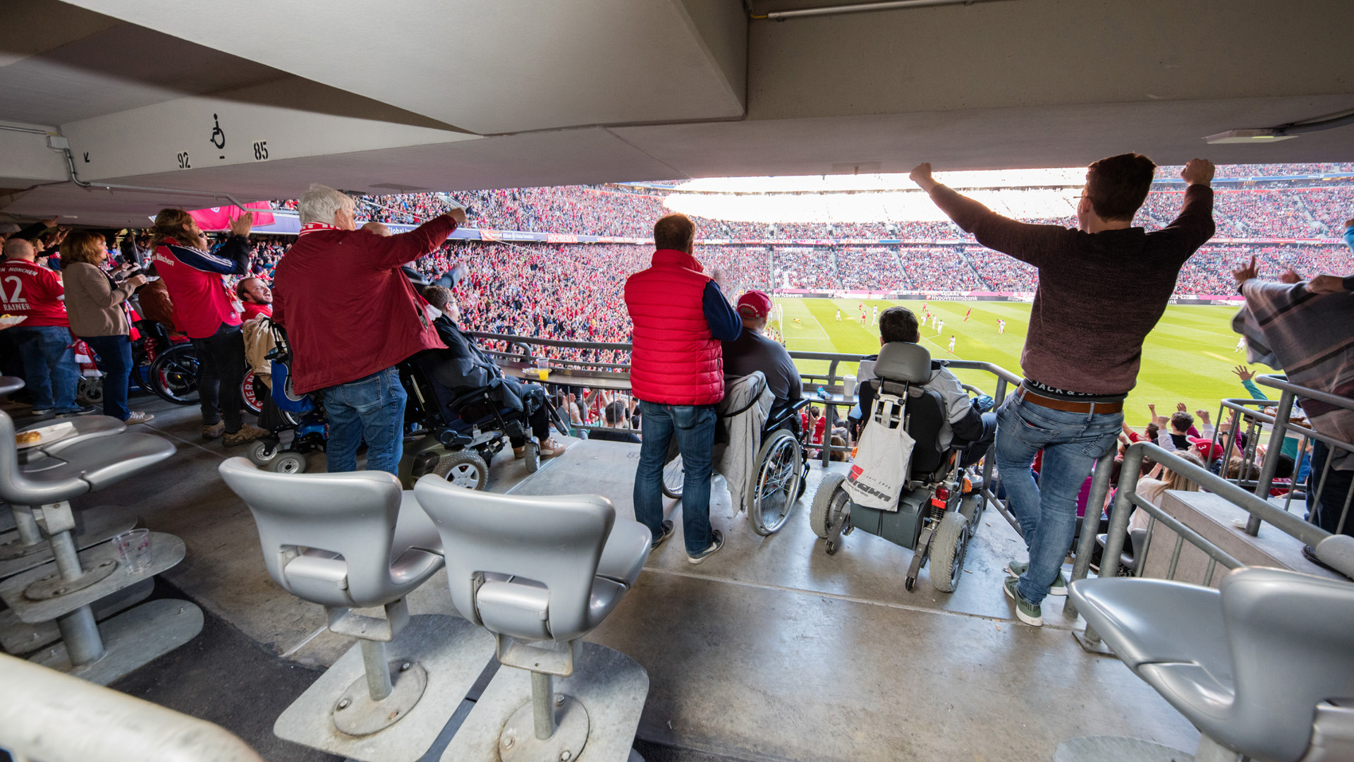 Plätze für Rollstuhlfahrer und Menschen mit Behinderung in der Allianz Arena