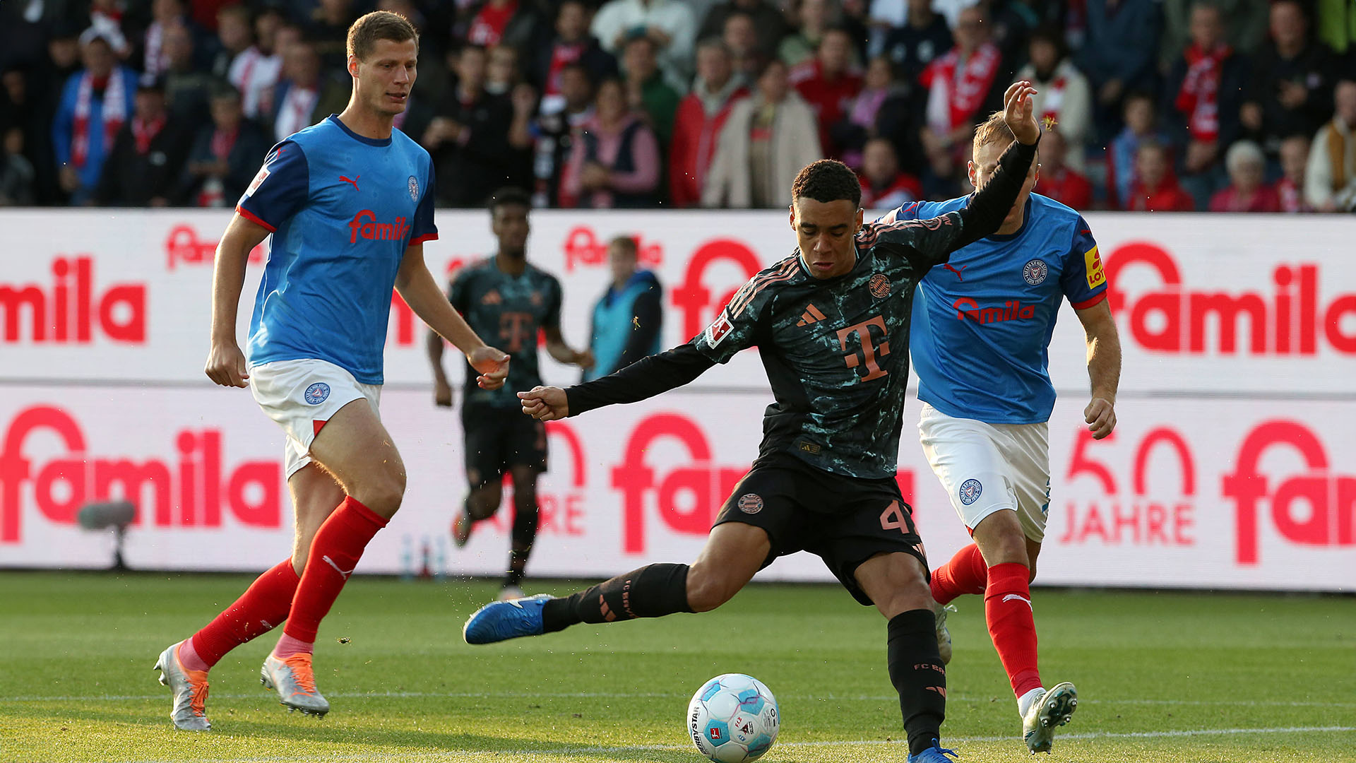 Jugada del partido de la Bundesliga entre el Holstein Kiel y el FC Bayern