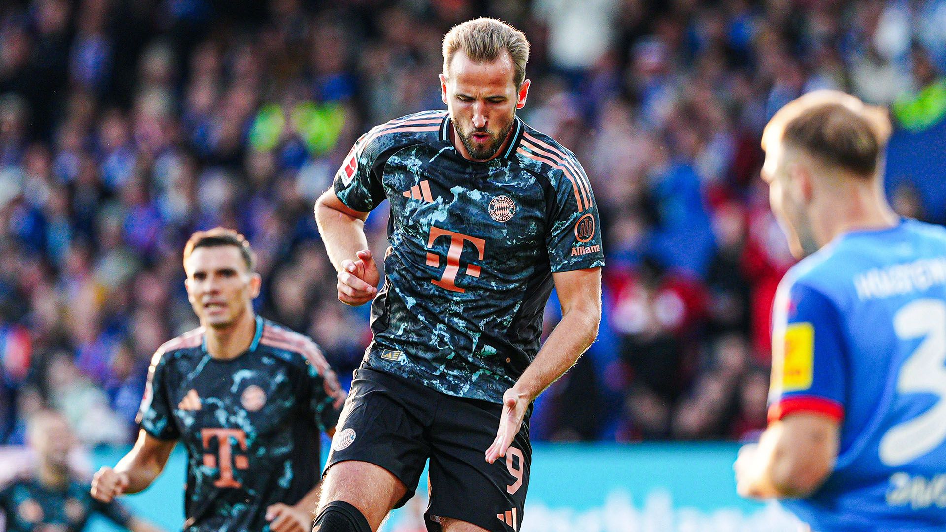 Jugada del partido de la Bundesliga entre el Holstein Kiel y el FC Bayern