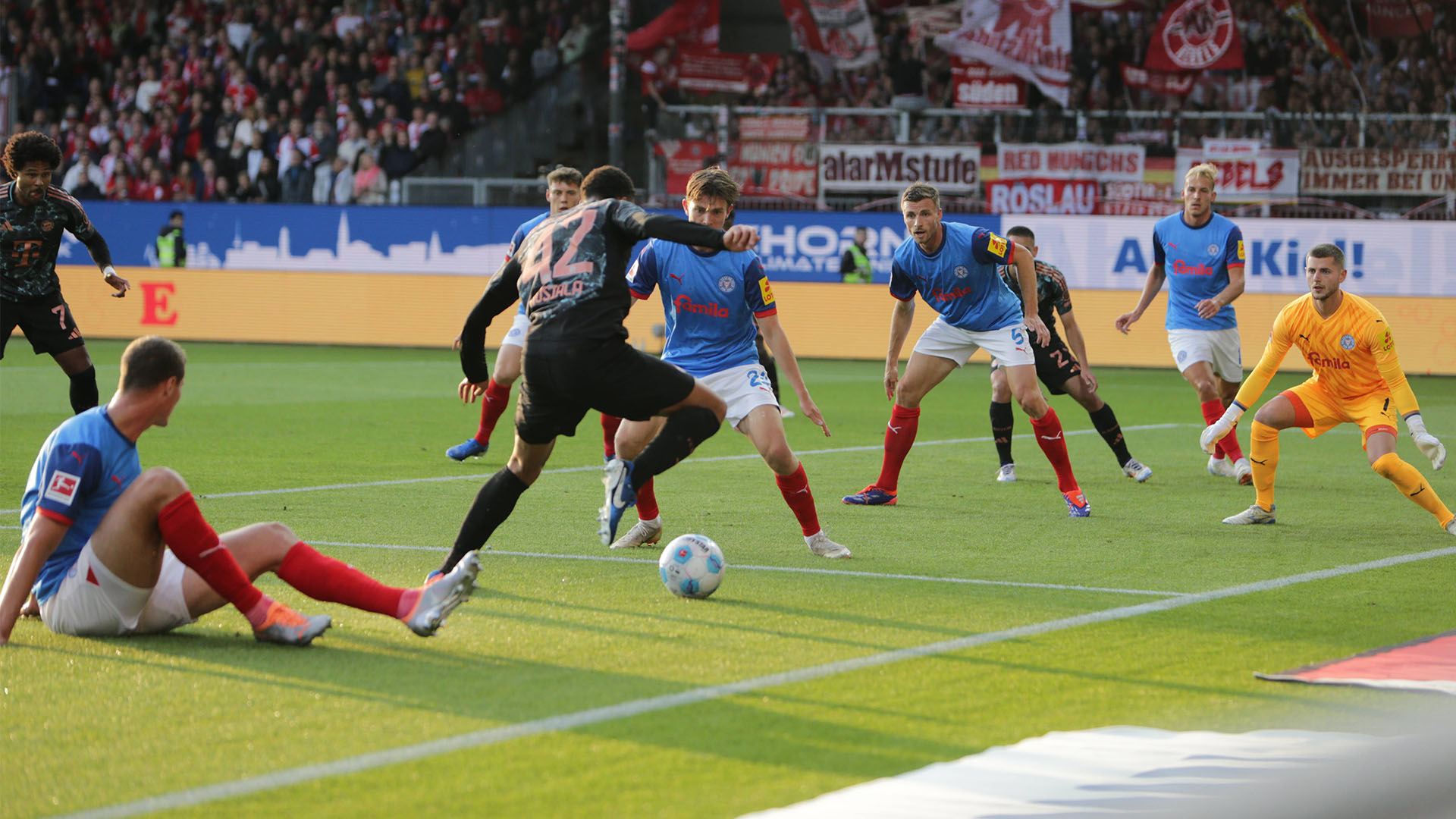 Jugada del partido de la Bundesliga entre el Holstein Kiel y el FC Bayern