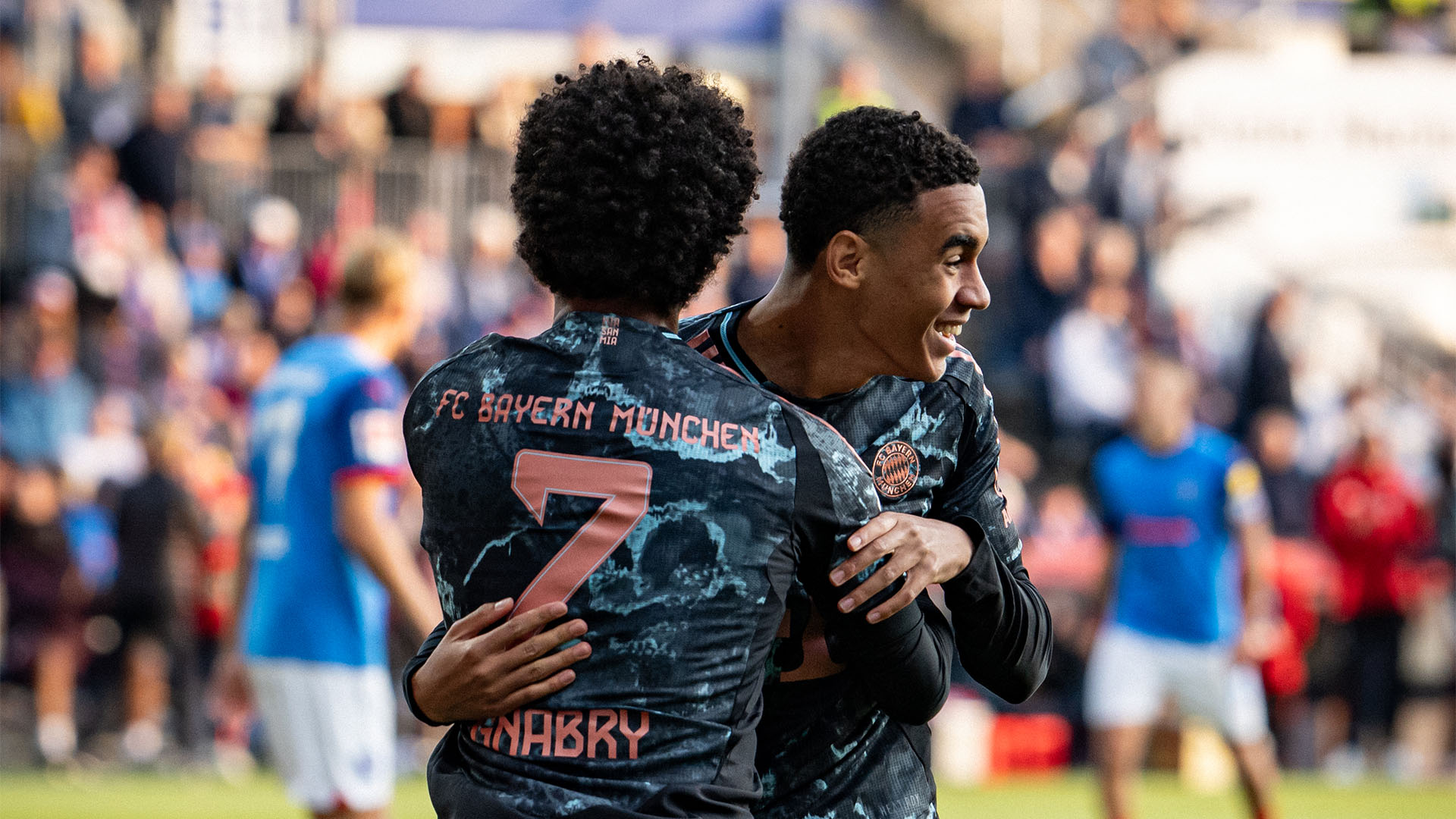 Jamal Musiala bejubelt mit Serge Gnabry seinen frühen Treffer in Kiel.