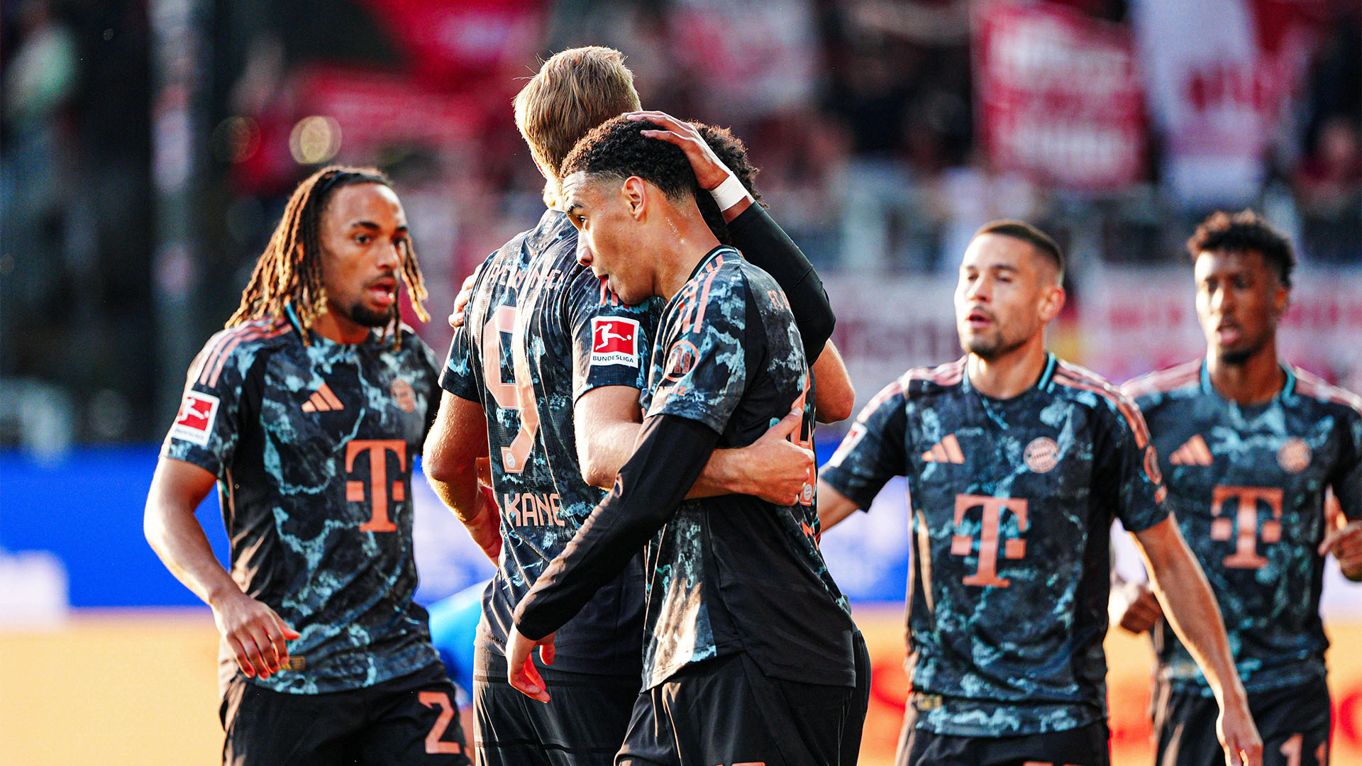 Jamal Musiala celebra su gol para el FC Bayern con Harry Kane