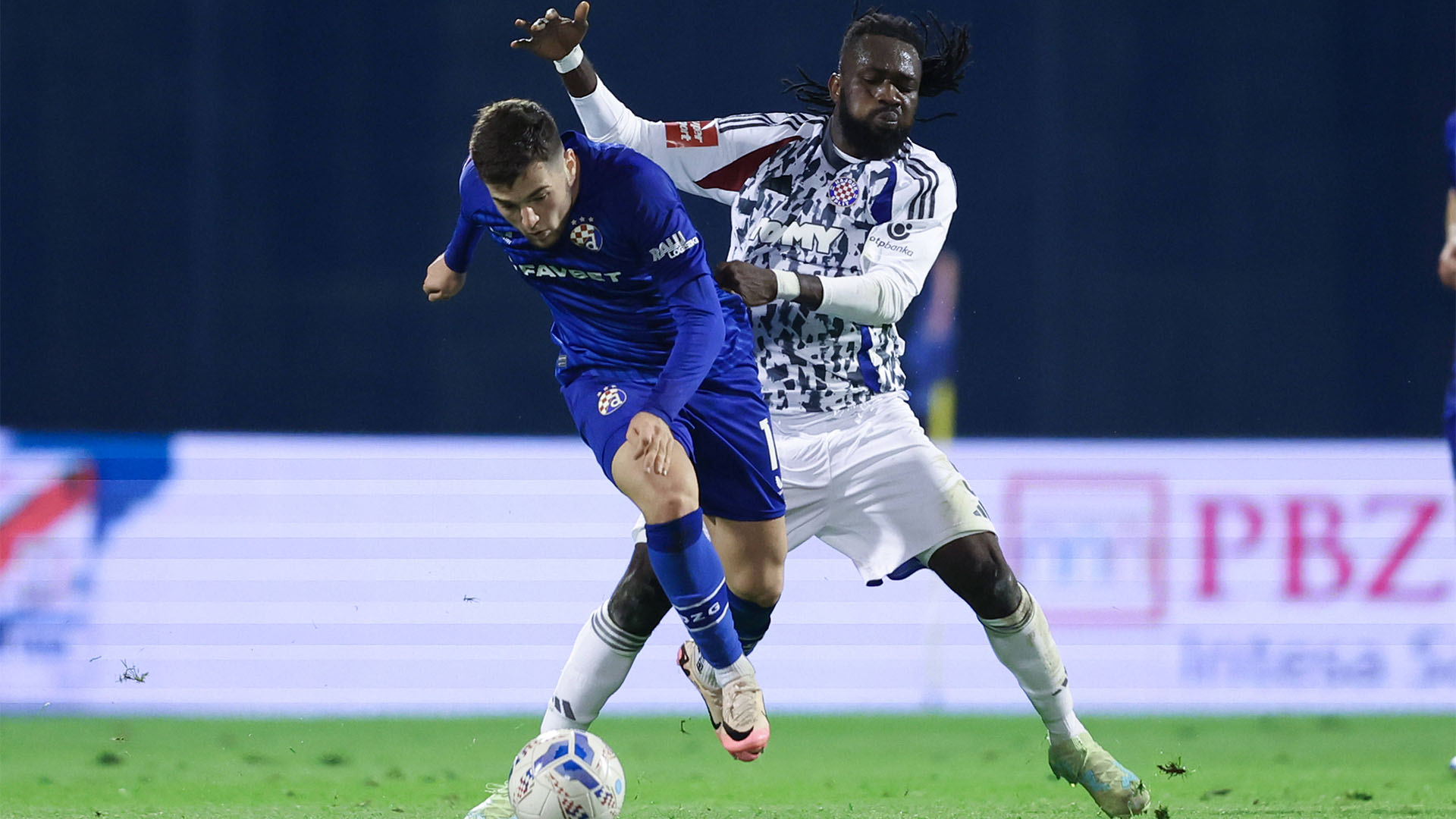 Zweikampf zwischen Martin Baturina und Ismael Diallo in der Partie GNK Dinamo Zagrebn vs. HNK Hajduk Split