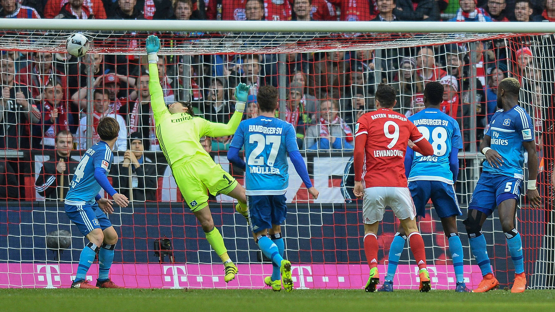 FC Bayern's Robert Lewandowski in the match against Hamburger SV in 2017