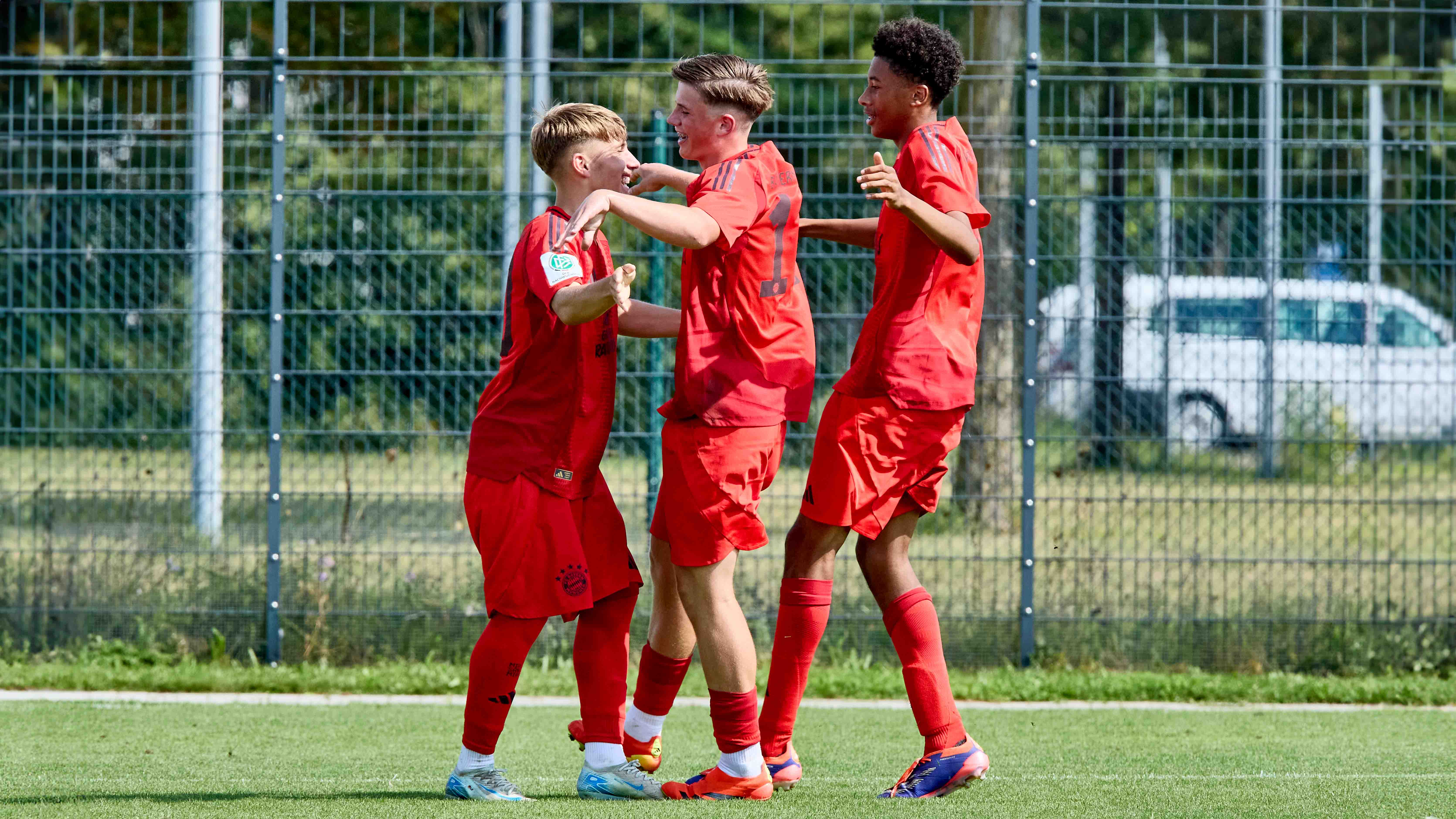 Lennart Karl, Cassiano Kiala und Michael Matosevic von der FC Bayern U17