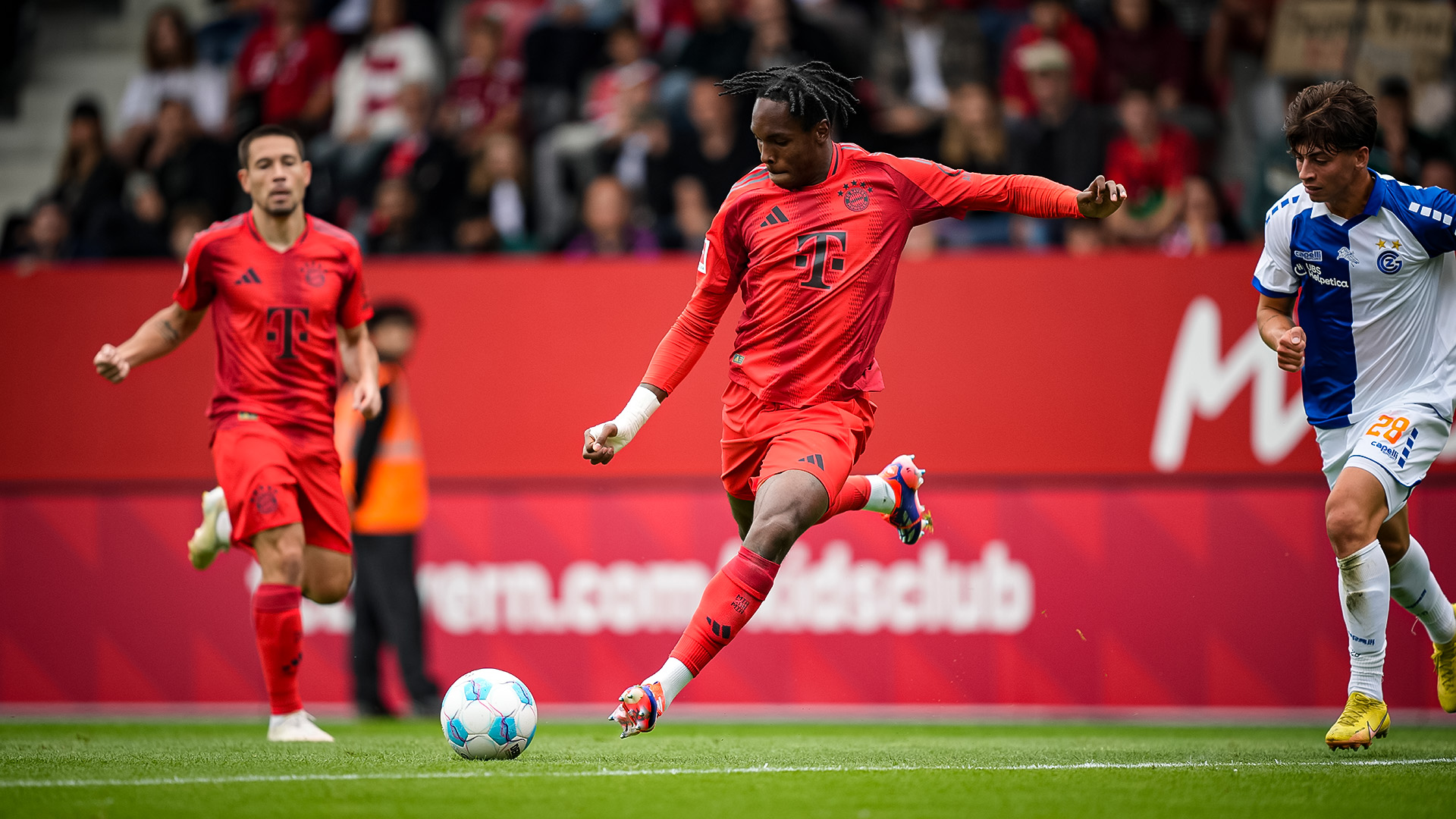 Mathys Tel antes de anotar su gol en el partido amistoso contra el Grasshoppers Zürich.