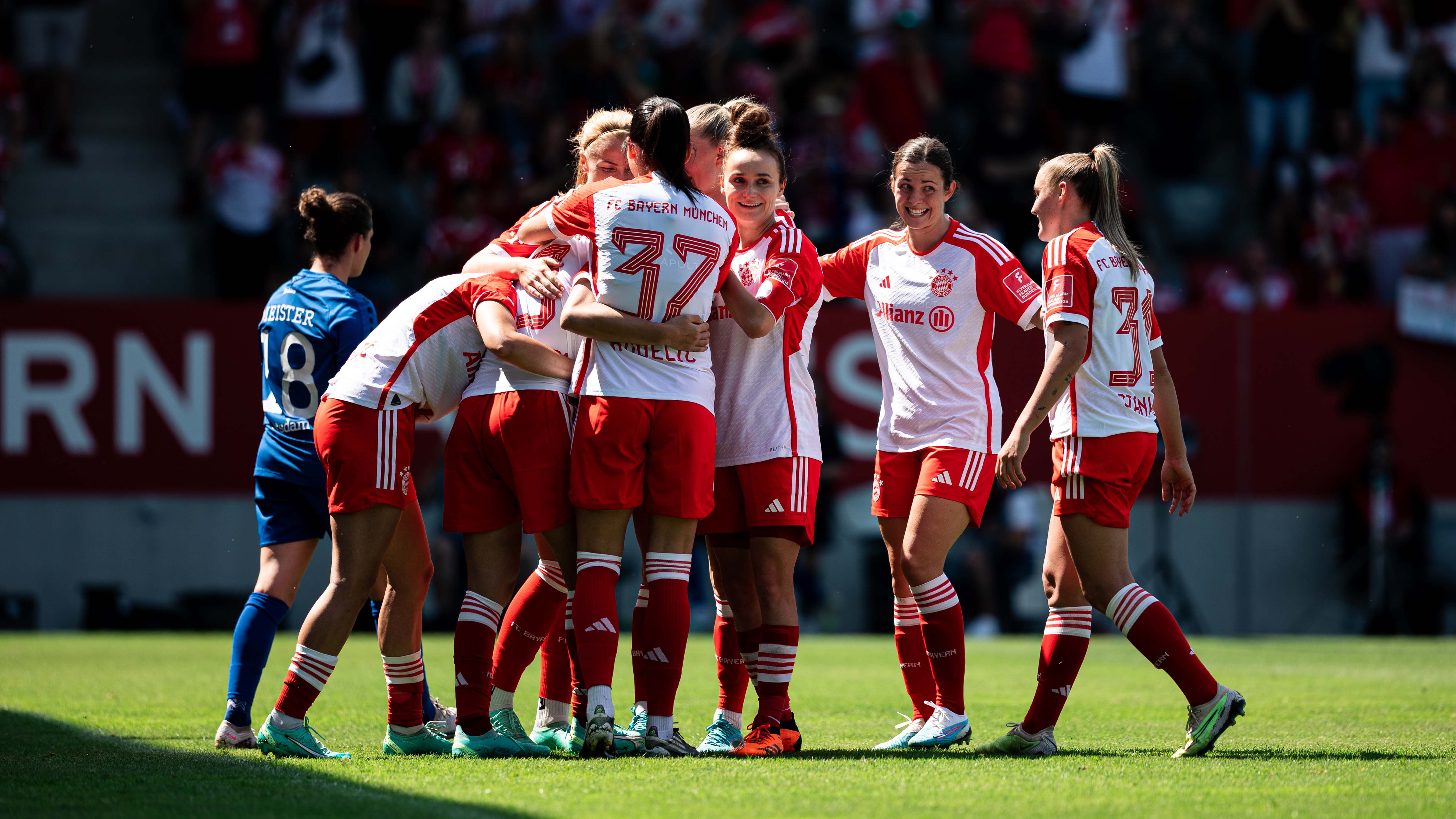 Die FC Bayern Frauen jubeln nach einem Tor gegen Potsdam.