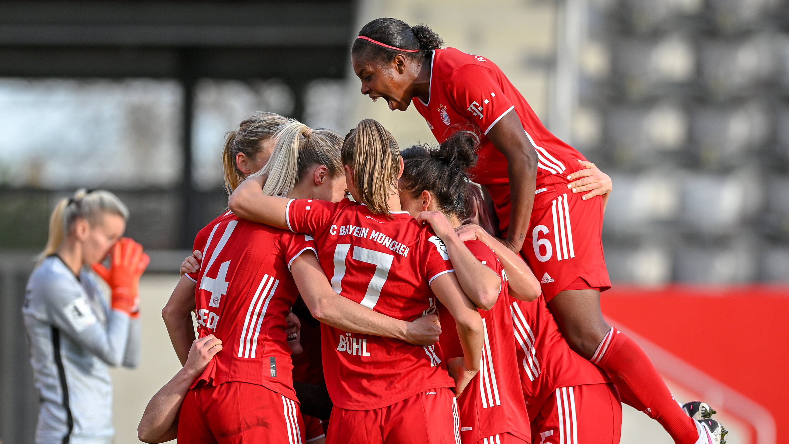 Die FC Bayern Frauen jubeln nach einem Tor gegen den VfL Wolfsburg.