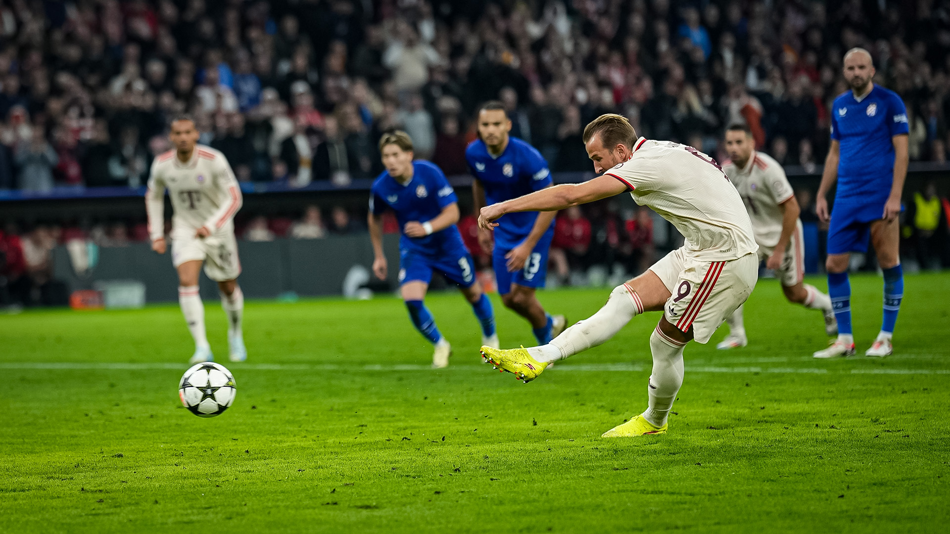 Szene aus dem Spiel zwischen FC Bayern und Dinamo Zagreb