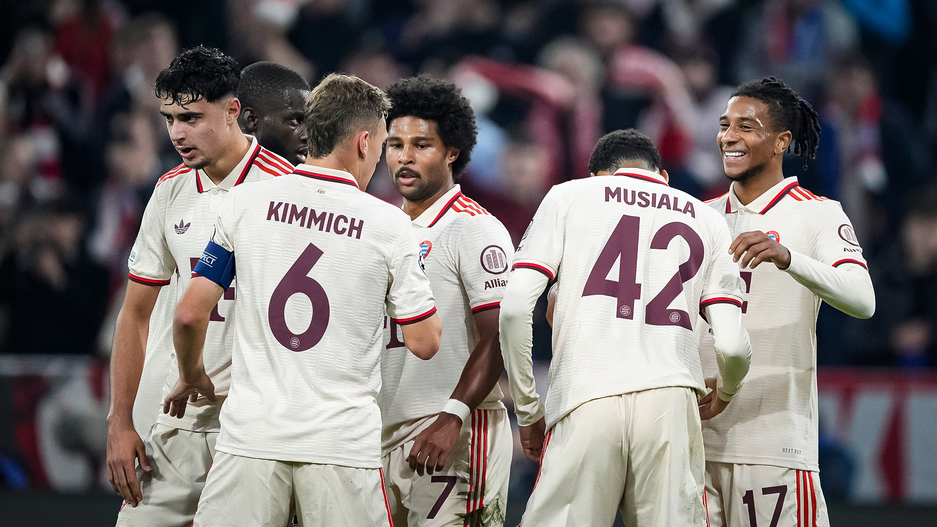 Spieler des FC Bayern bejubeln gemeinsam ein Tor beim 9:2 gegen Zagreb.