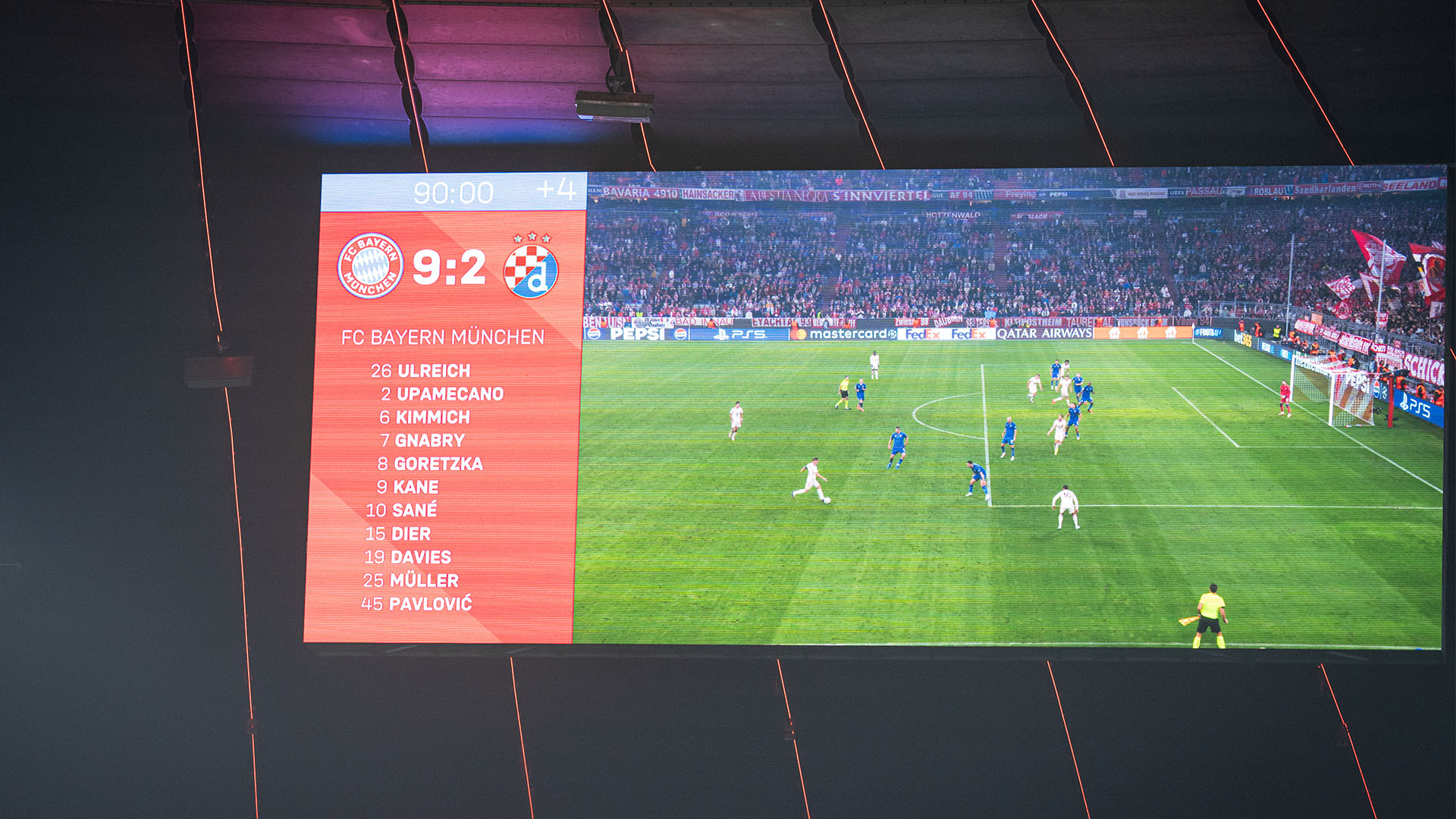 Anzeigentafel der Allianz Arena beim 9:2 des FC Bayern gegen Dinamo Zagreb