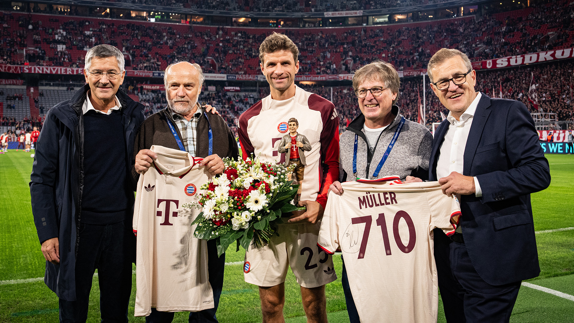 Thomas Müller wurde vor dem Anpfiff gegen Zagreb für sein Rekordspiel für den FC Bayern geehrt.